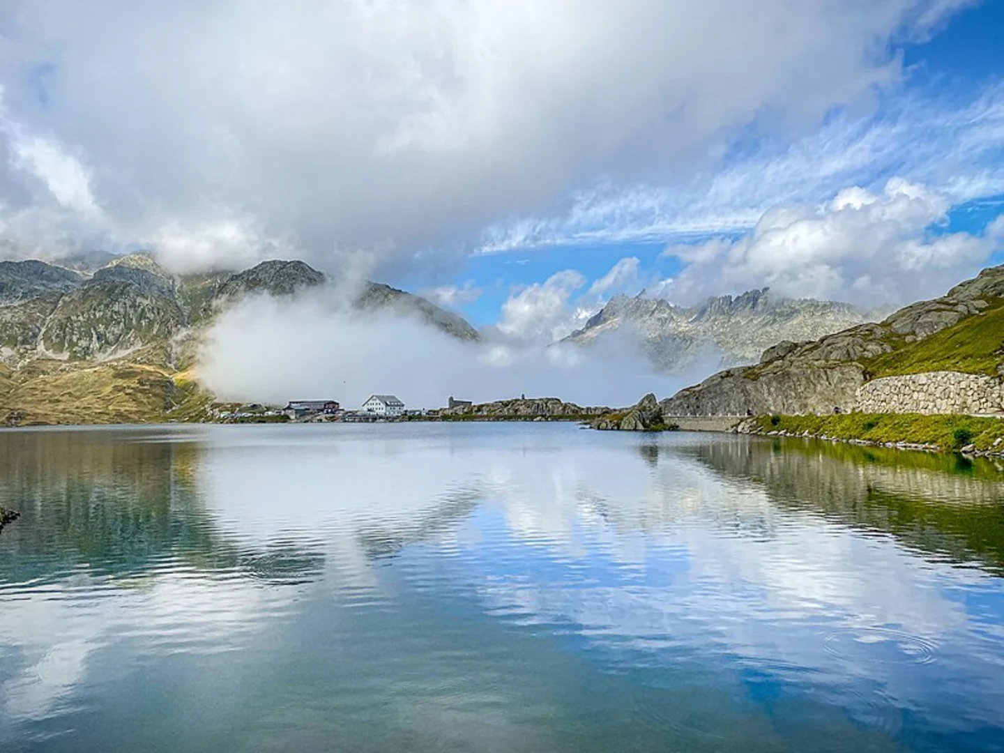 An image depicting the trail ViaSbrinz - Grimsel Pass–Handegg and its surrounding area.