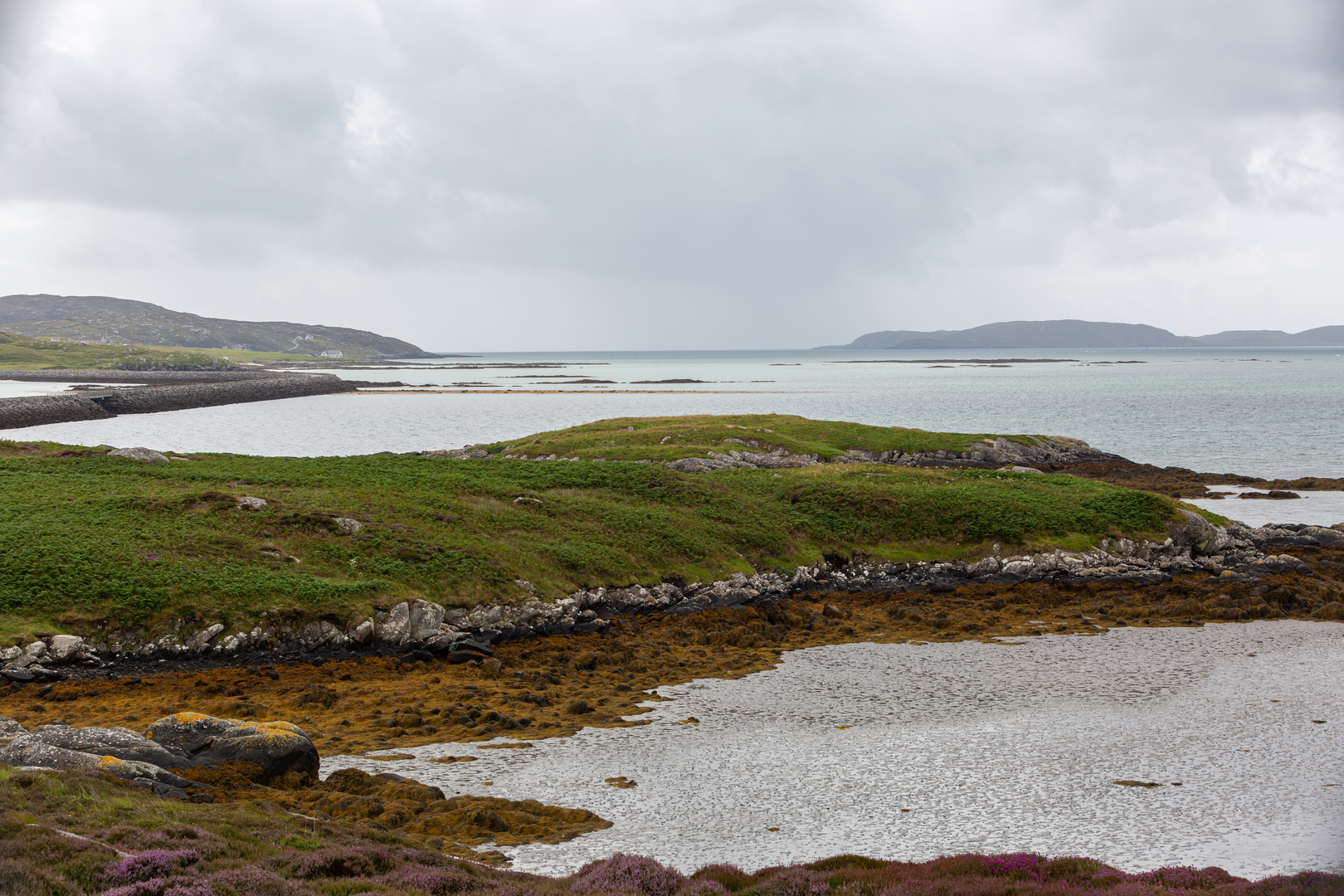 An image depicting the trail Taobh a Tuath Loch Aineort and its surrounding area.