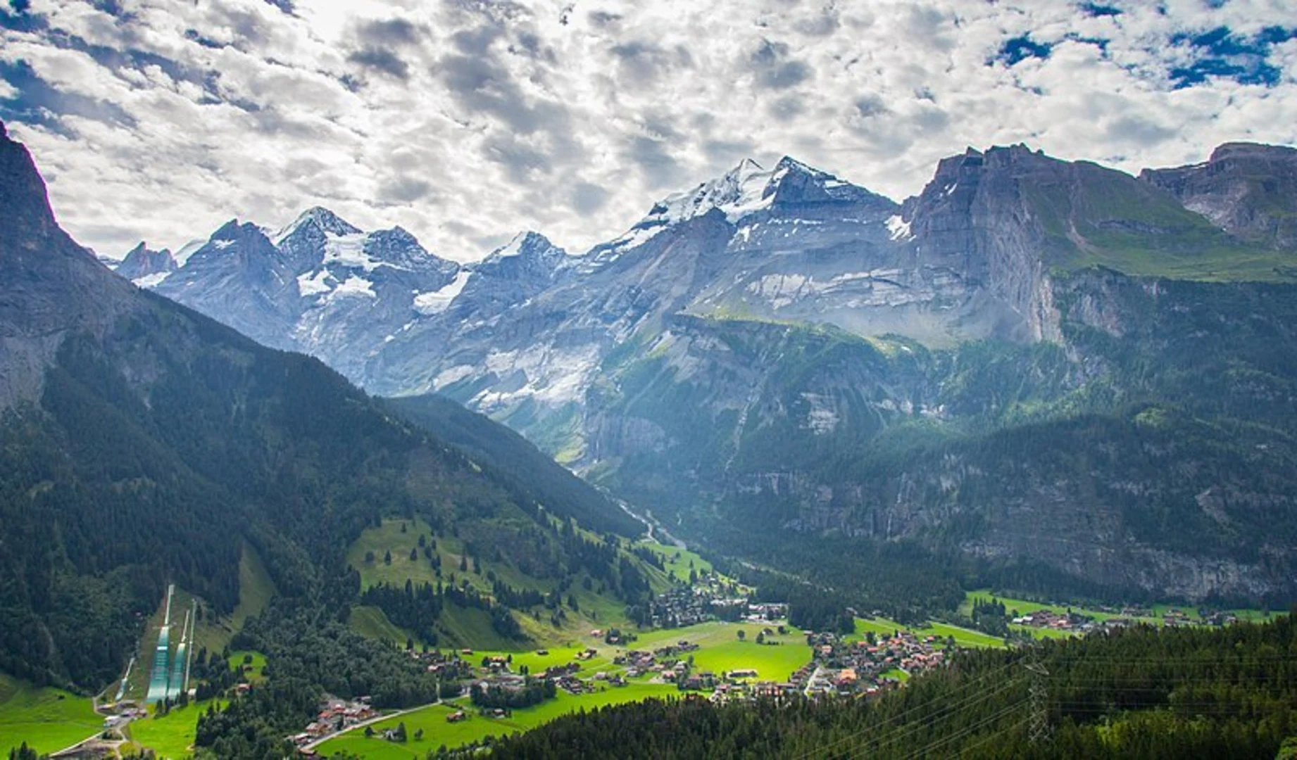 An image depicting the trail Oeschigässli-Kander-Rundweg and its surrounding area.