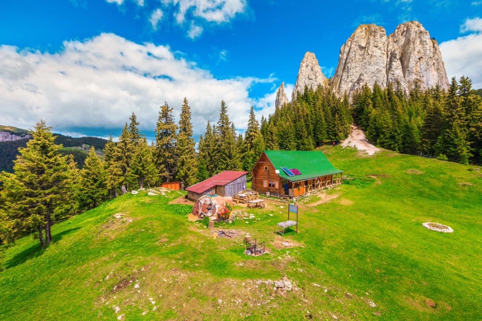 An image depicting the trail Piatra Mare Massif and its surrounding area.
