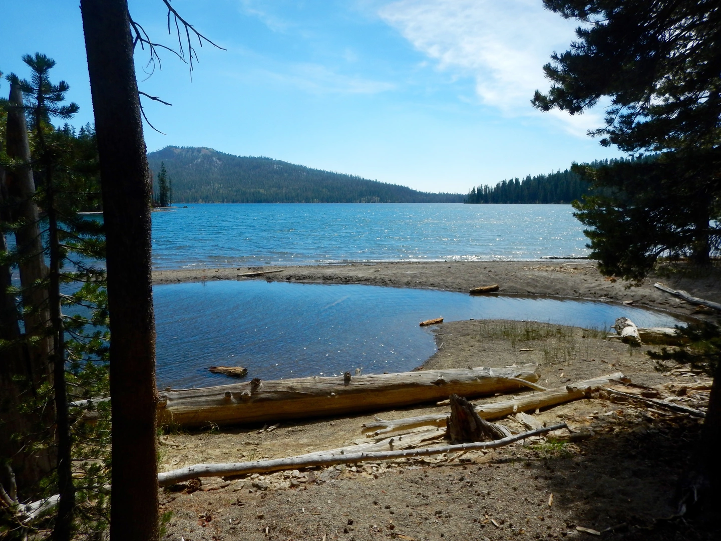 An image depicting the trail Juniper Lake - Jakey Lake and its surrounding area.
