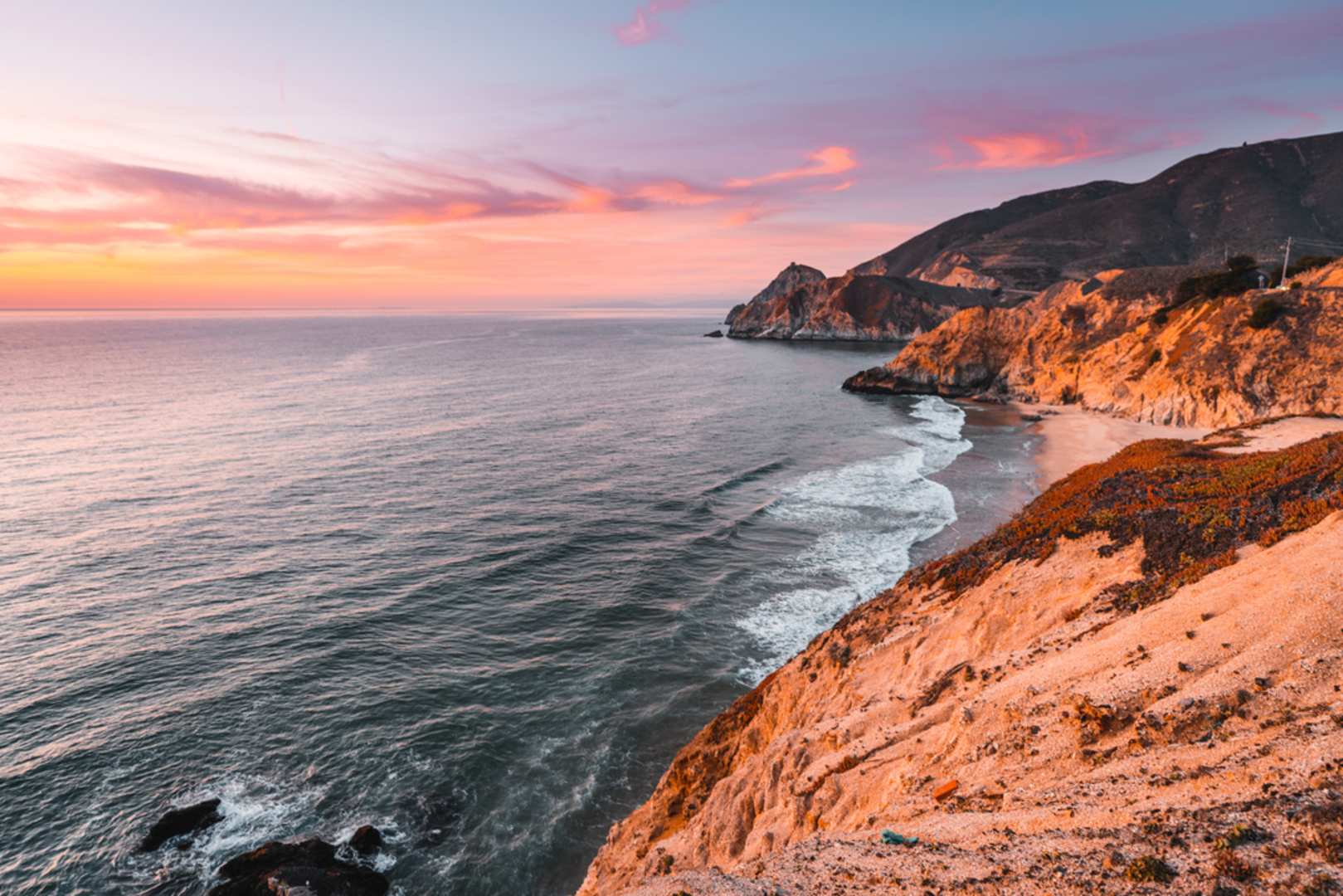 An image depicting the trail Gray Whale Cove Trail and its surrounding area.