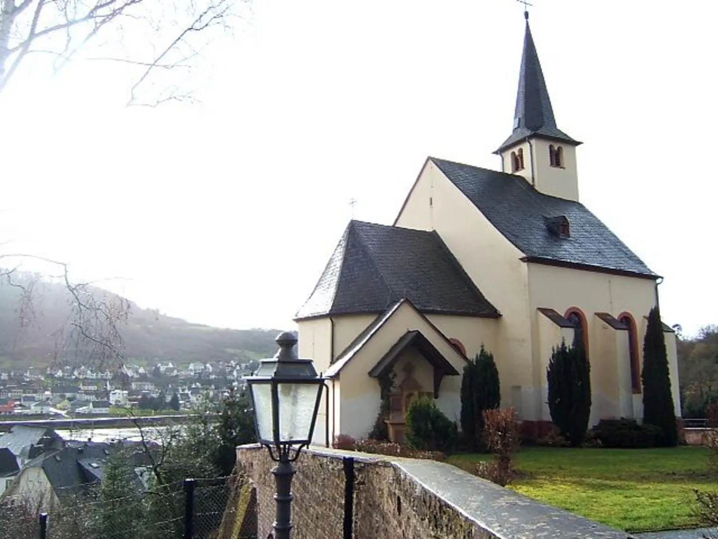 An image depicting the trail Mosel and Angelweiher via Moselsteig Zuweg and its surrounding area.