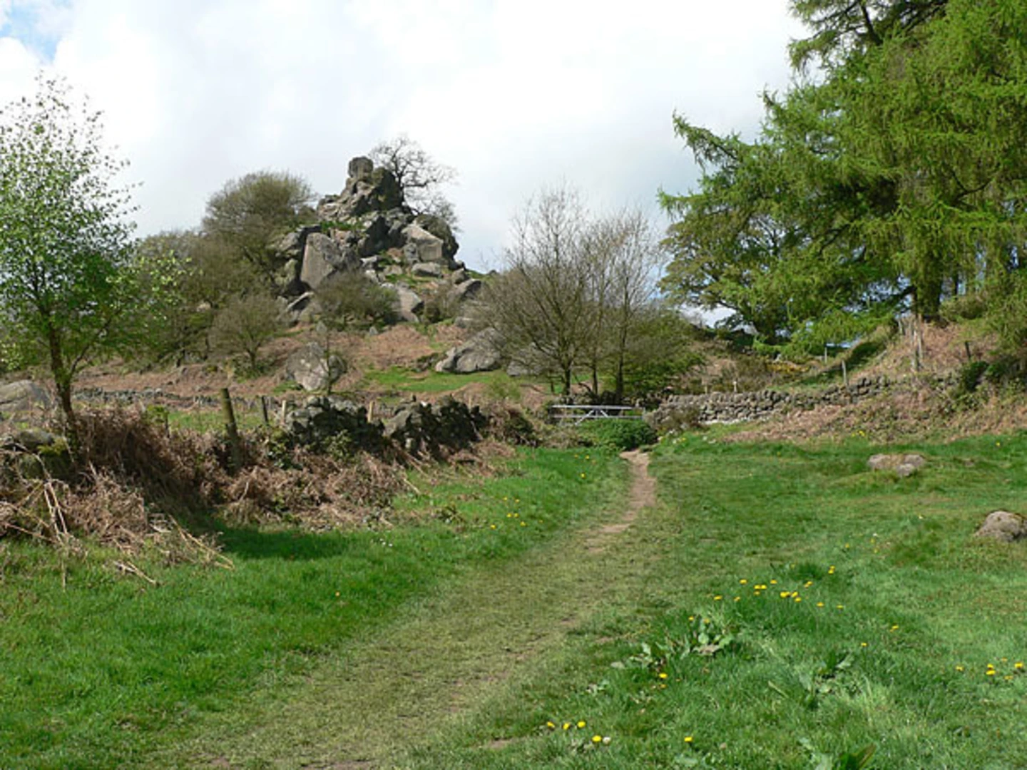 An image depicting the trail Robin Hood's Stride Loop from Elton and its surrounding area.
