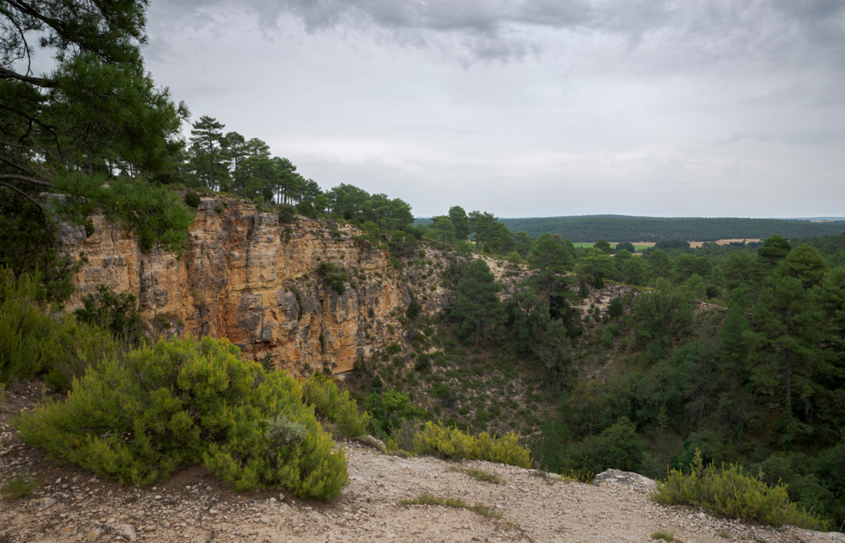 An image depicting the trail Cañada Real de Trevélez - Área Recreativa La Tizná and its surrounding area.