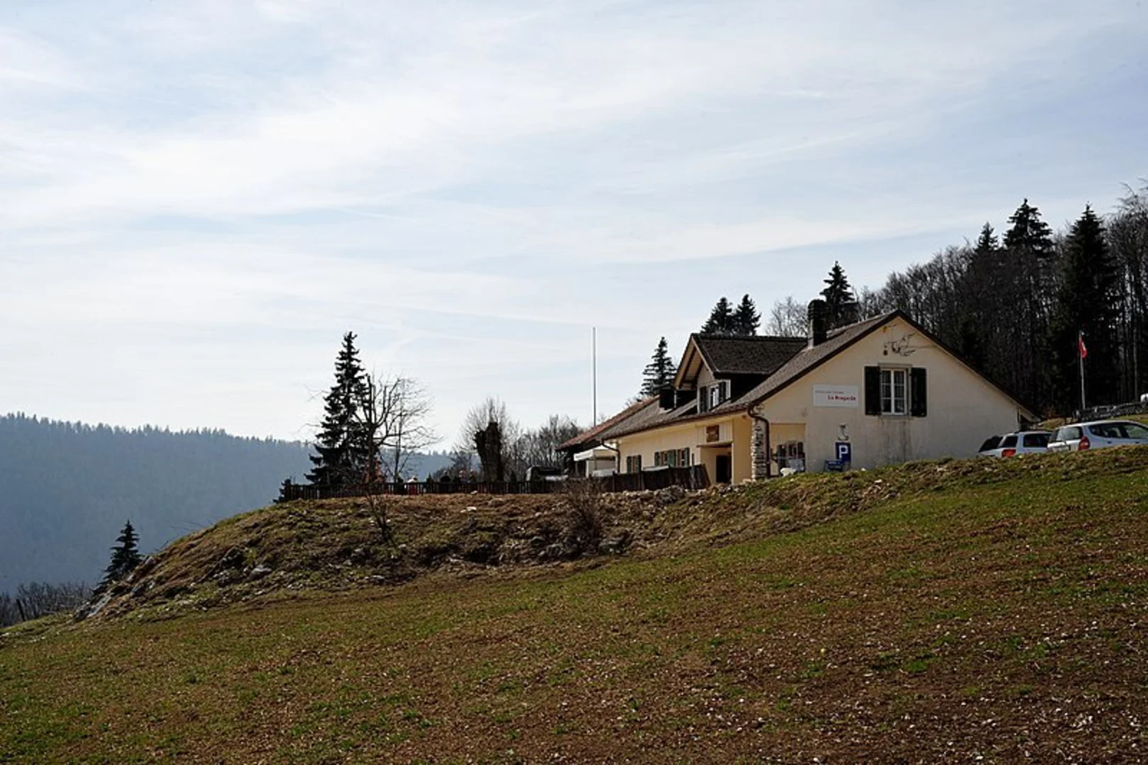 An image depicting the trail Les Prés d'Orvin Loop and its surrounding area.