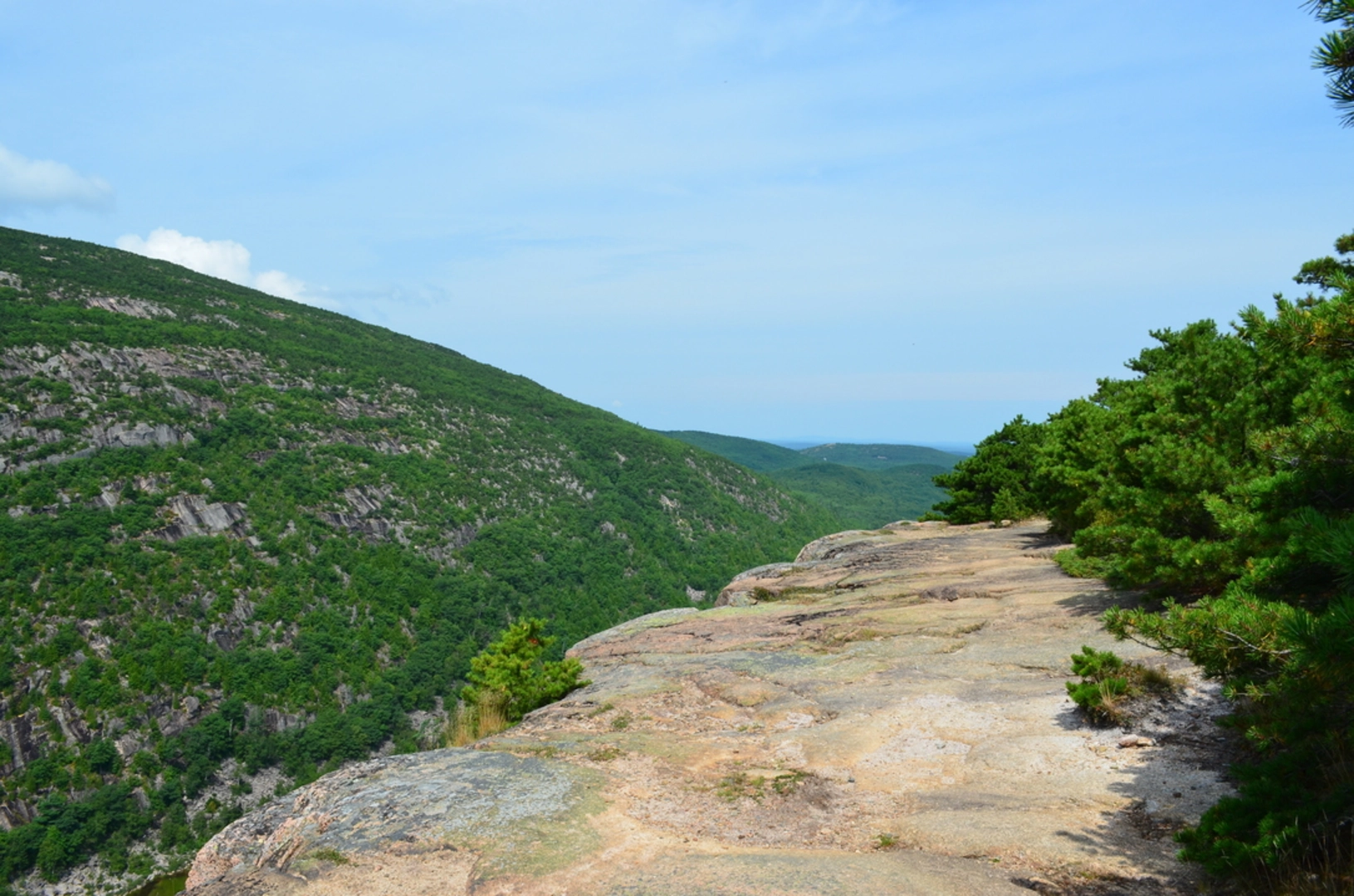 An image depicting the trail Huguenot Head and Champlain Mountain Loop and its surrounding area.