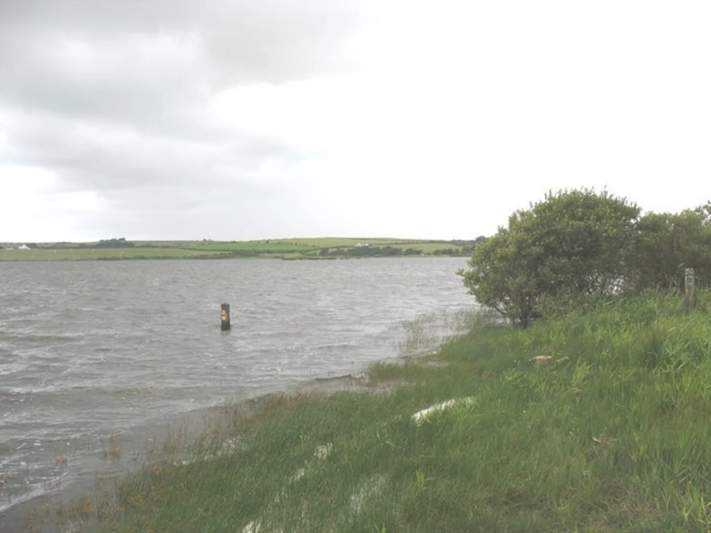 An image depicting the trail Llyn Alaw Walk and its surrounding area.