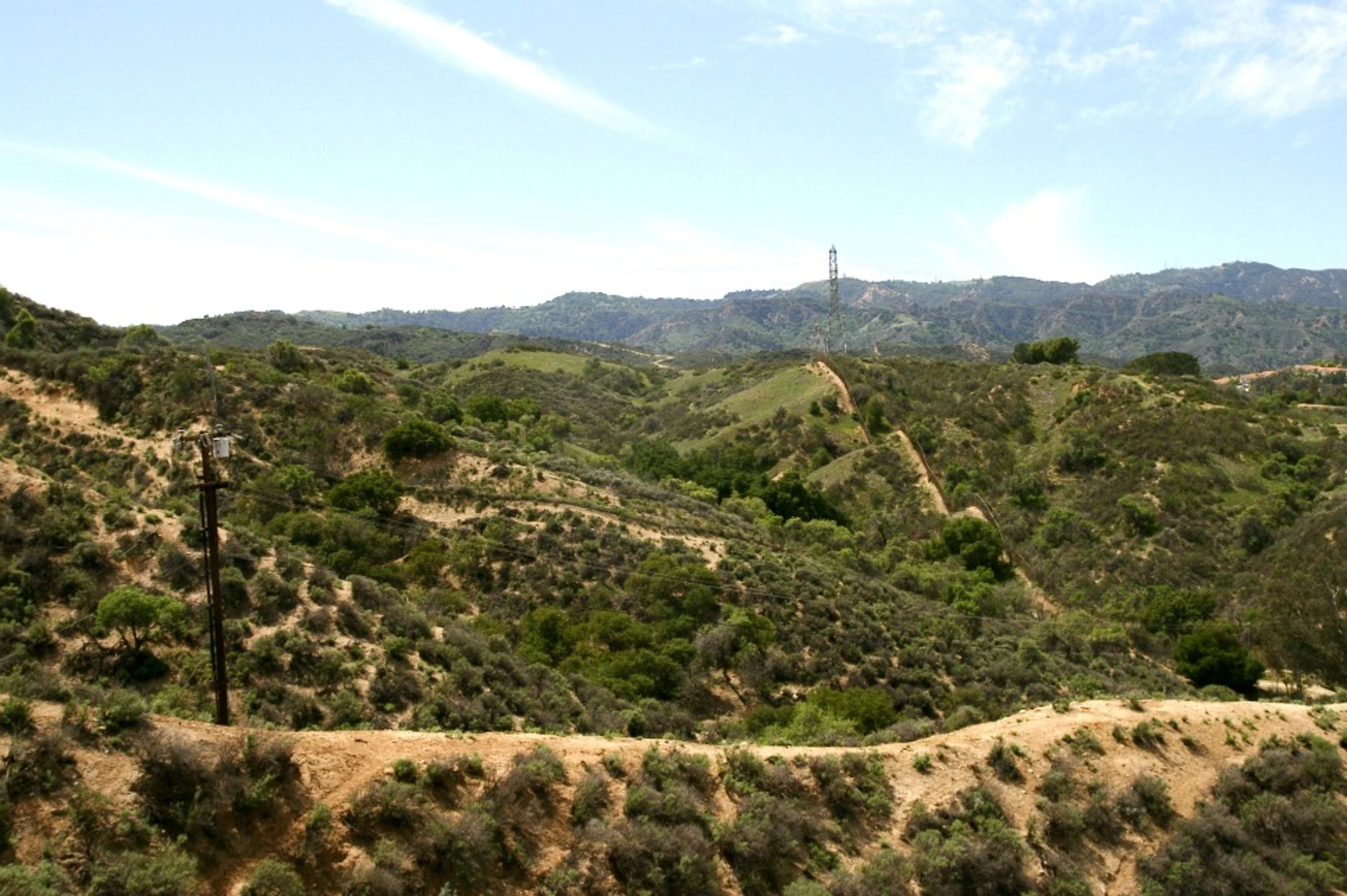 An image depicting the trail La Tuna Canyon Loop Trail and its surrounding area.