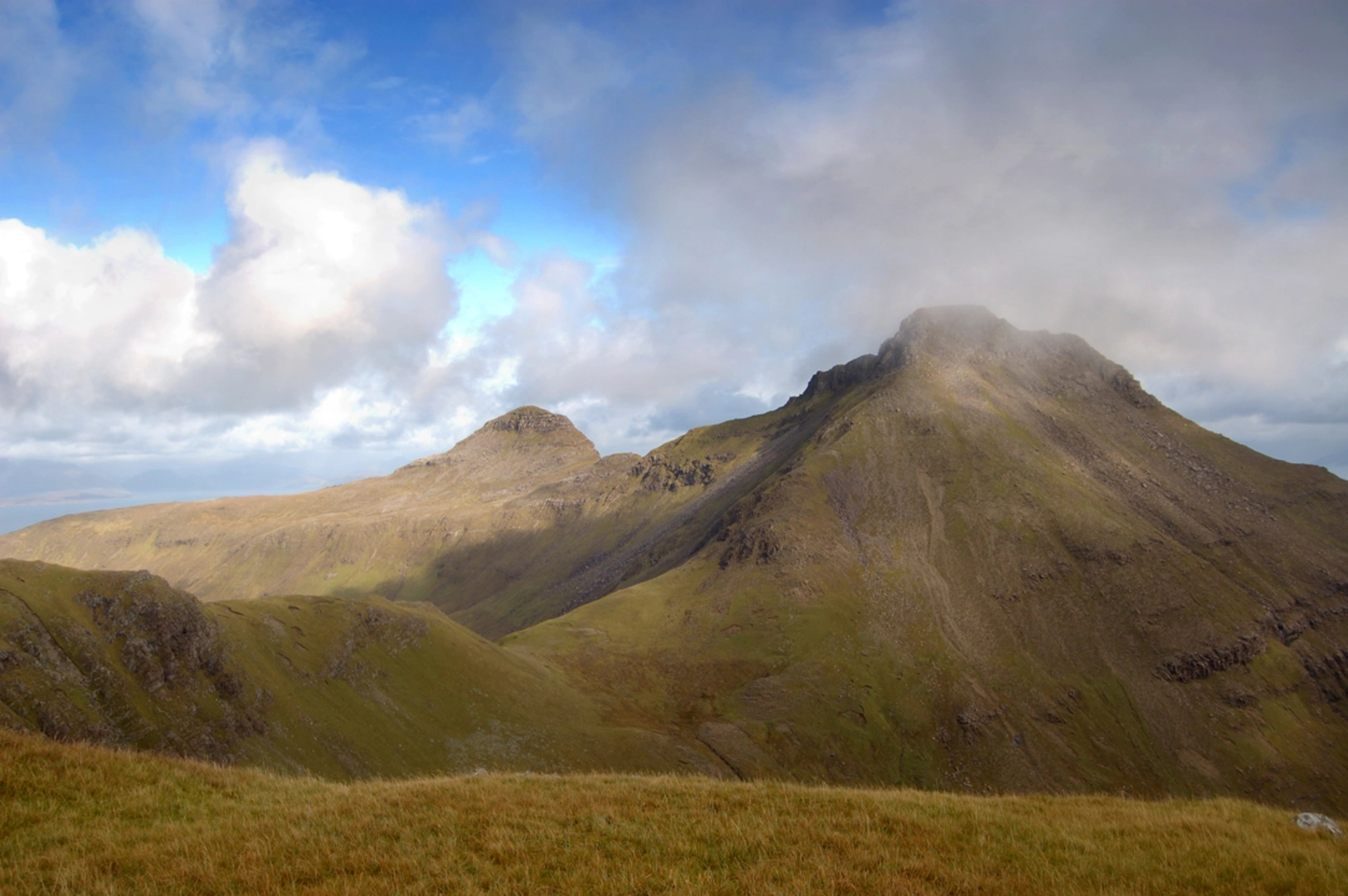 An image depicting the trail Askival via Hallival and Barkeval and its surrounding area.