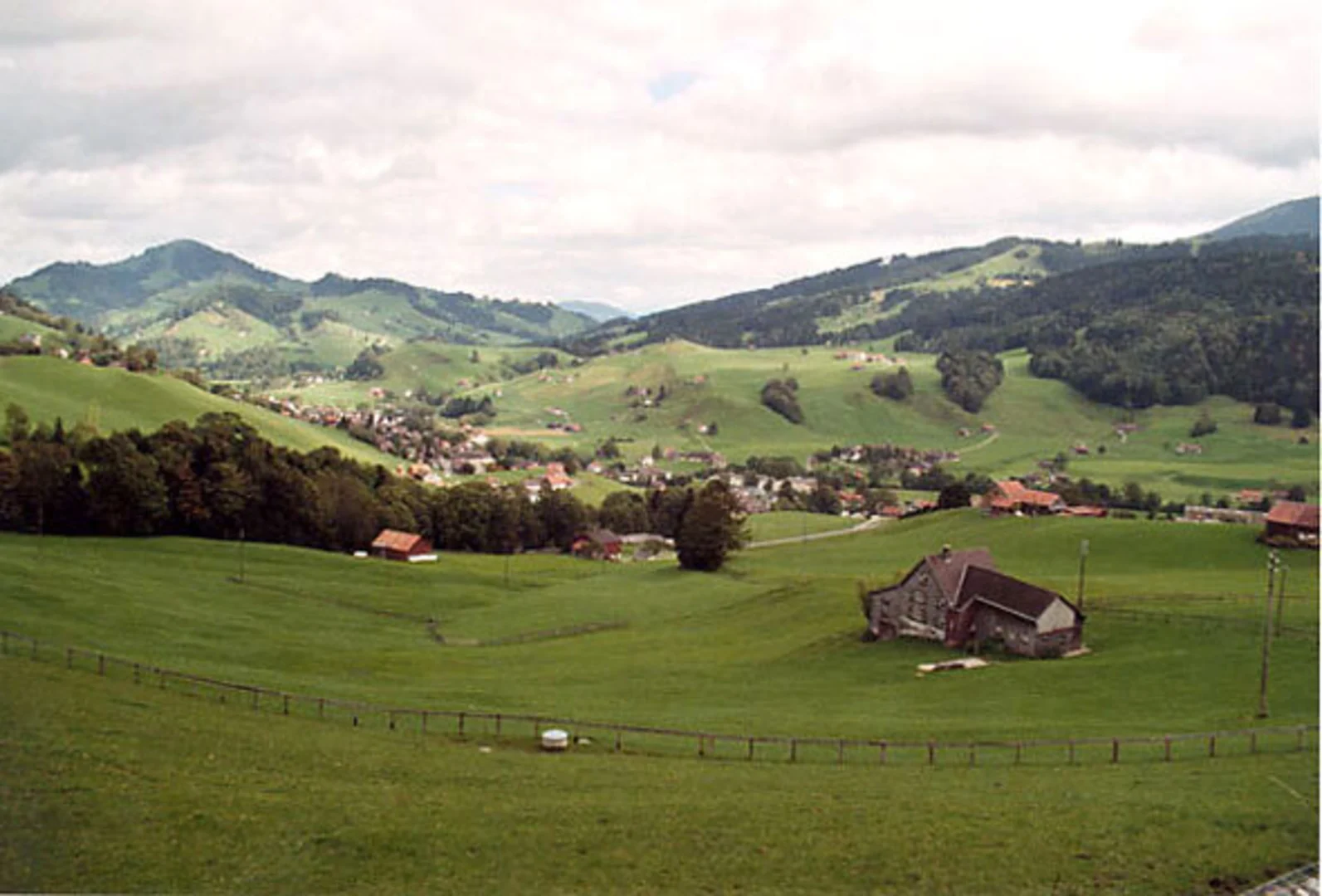 An image depicting the trail Urnäsch to Jakobsbad Loop in Chronbach Valley and its surrounding area.