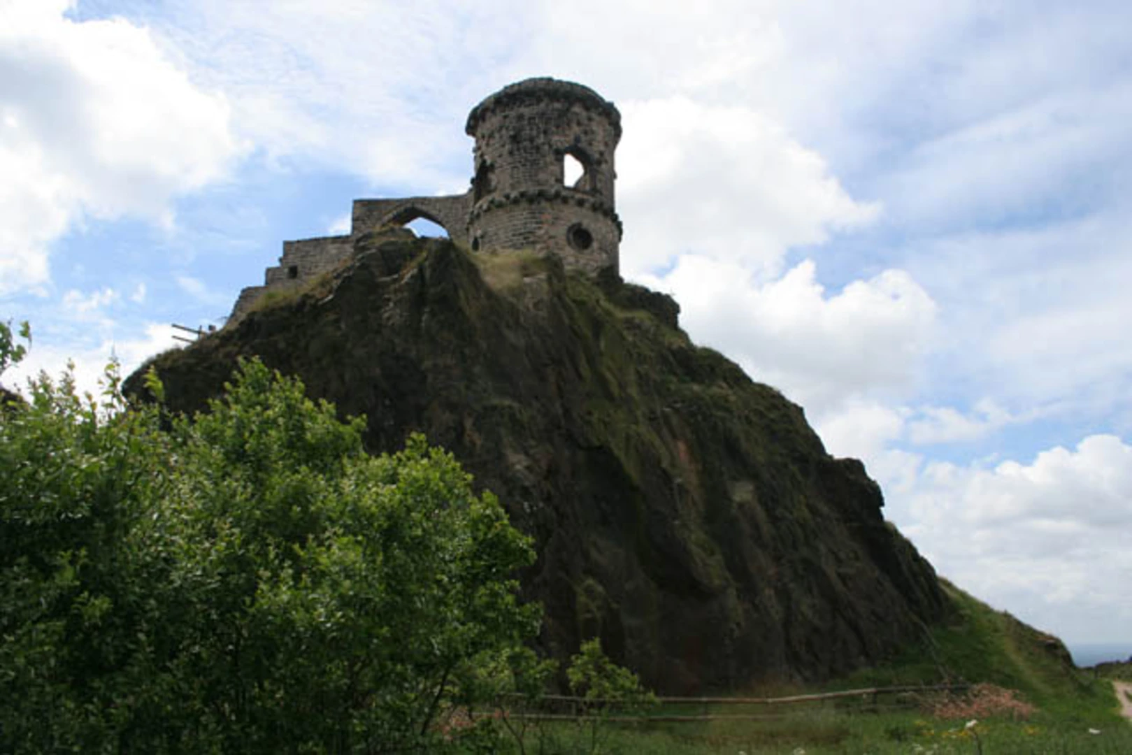 An image depicting the trail Mow Cop Castle and Hanging Wood and its surrounding area.