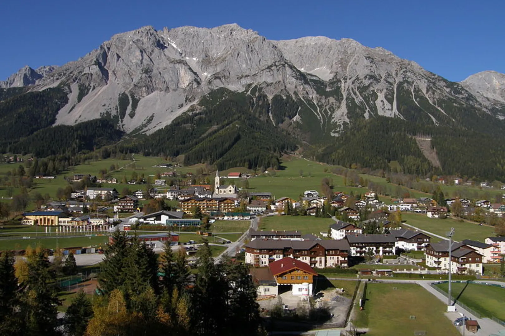 An image depicting the trail Philosophenweg and its surrounding area.