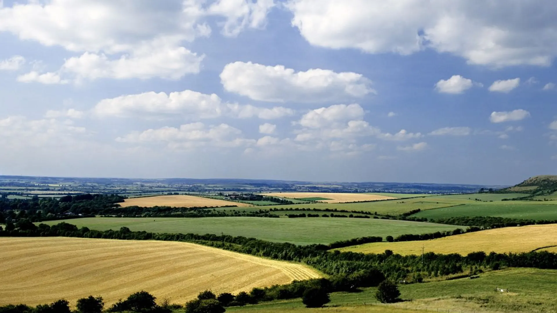 An image depicting the trail Midshires Way and its surrounding area.