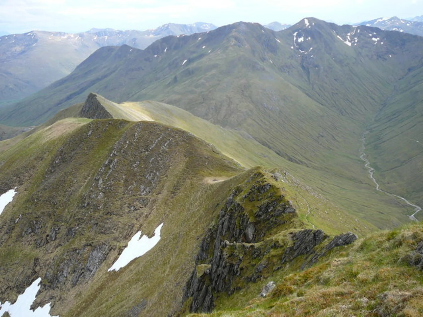 An image depicting the trail Ciste Dhubh and Sgùrr a' Bhealaich Dheirg and its surrounding area.