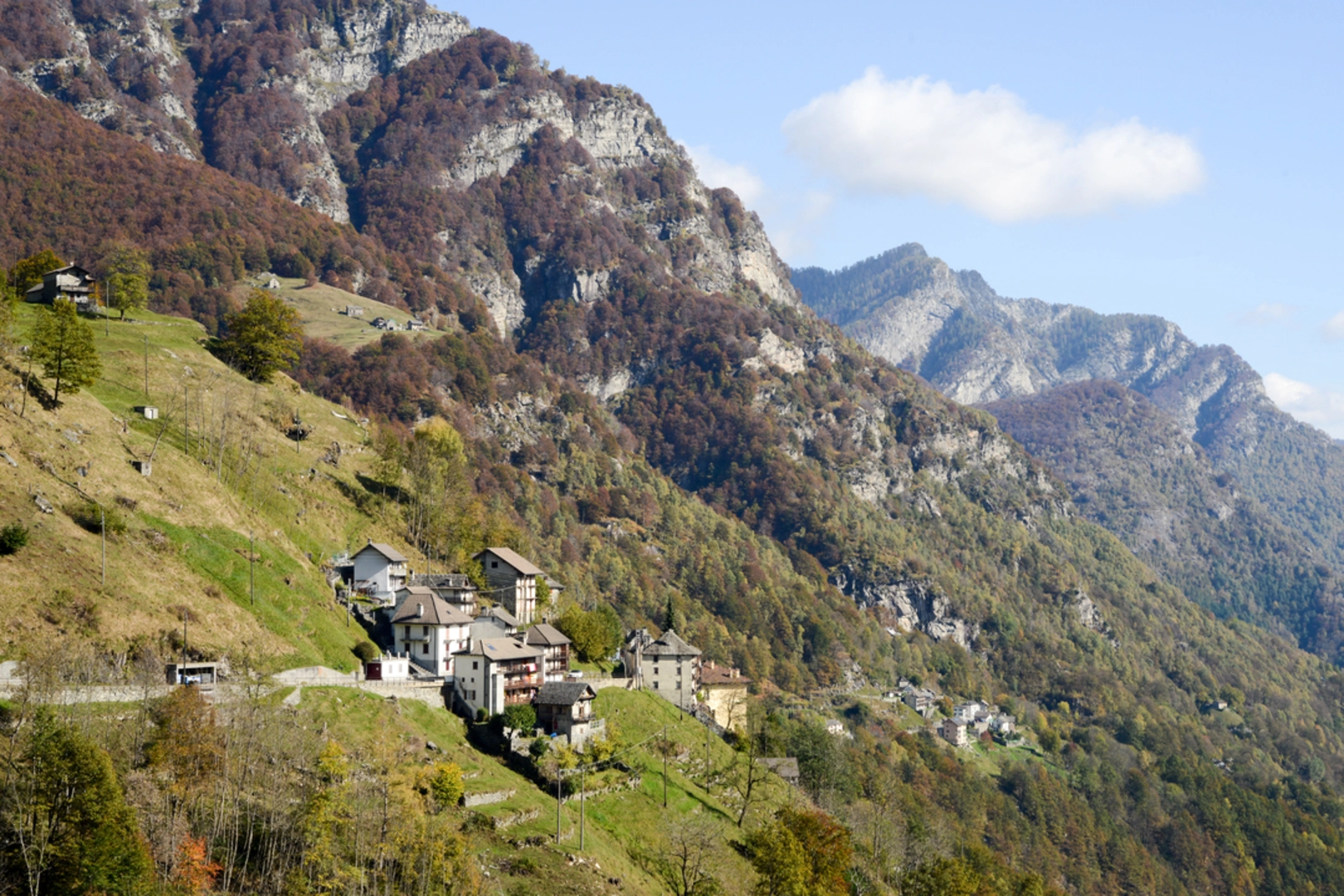 An image depicting the trail Salèi Path and Pizzo Zucchero and its surrounding area.