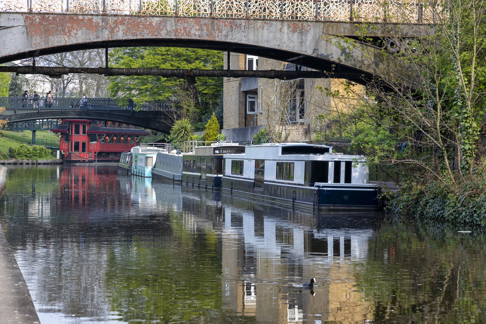An image depicting the trail Grand Union Canal Walk - Aylesbury Arm and its surrounding area.