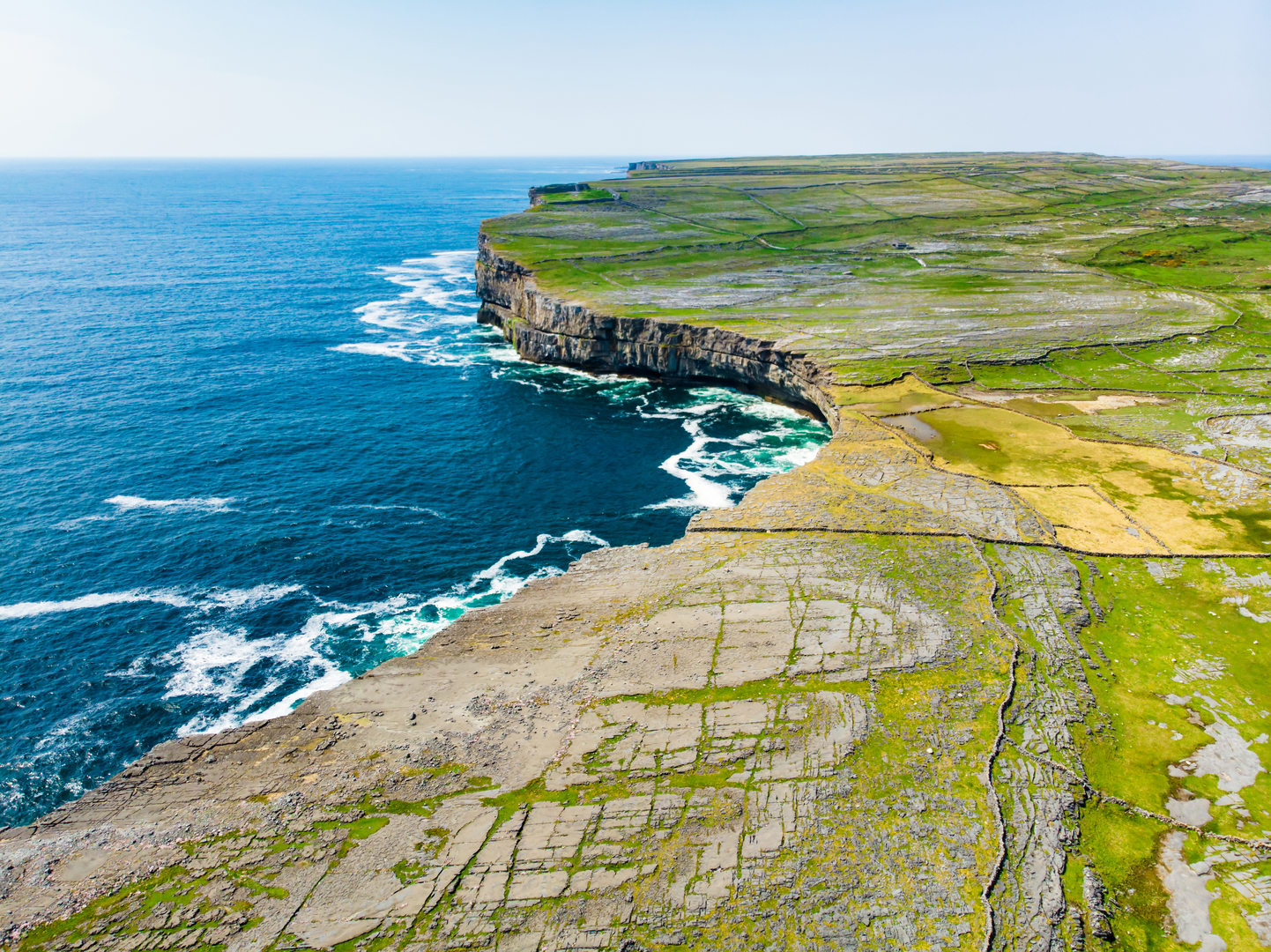 An image depicting the trail Inis Mor - Lub an Chorruch and its surrounding area.