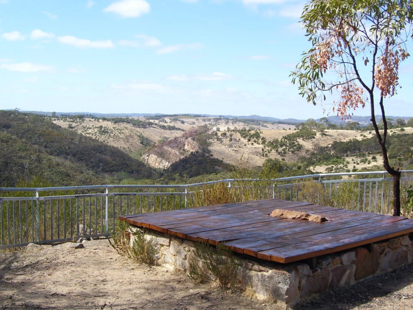 An image depicting the trail Sundews Lookout Hike and its surrounding area.
