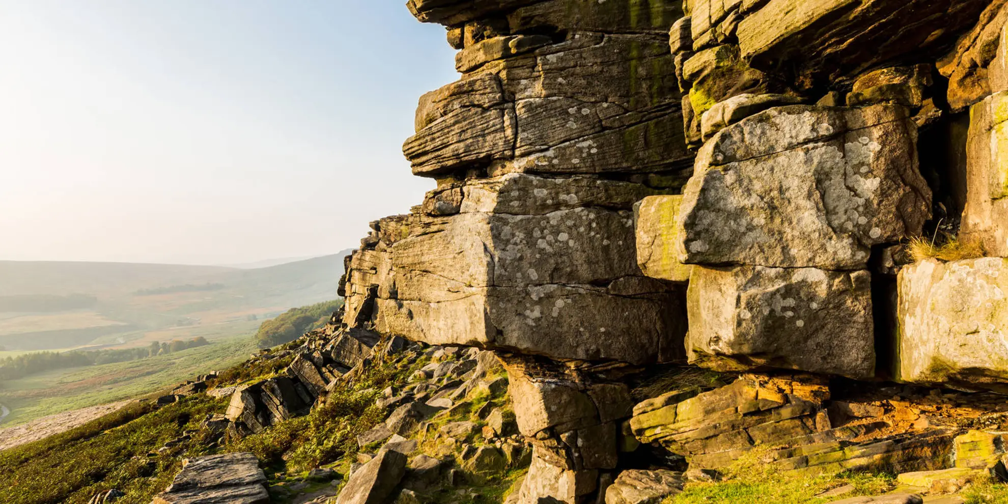 An image depicting the trail Stanage Edge from Hathersage and its surrounding area.