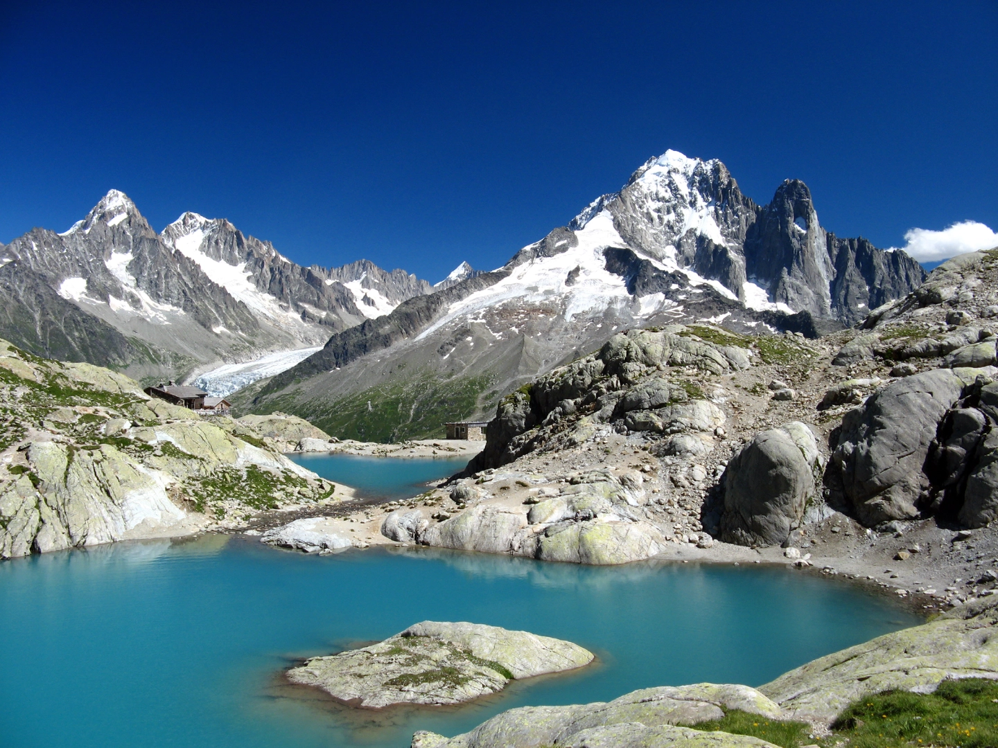 An image depicting the trail Grand Balcon Sud and its surrounding area.
