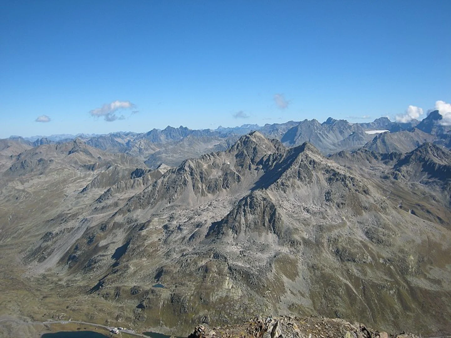 An image depicting the trail Flüela-Schwarzhorn-Weg and its surrounding area.