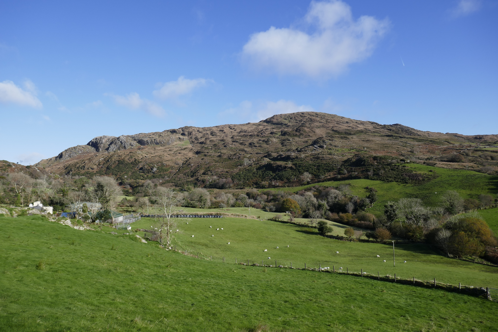 An image depicting the trail Gougane Barra - Sli an Easa and its surrounding area.