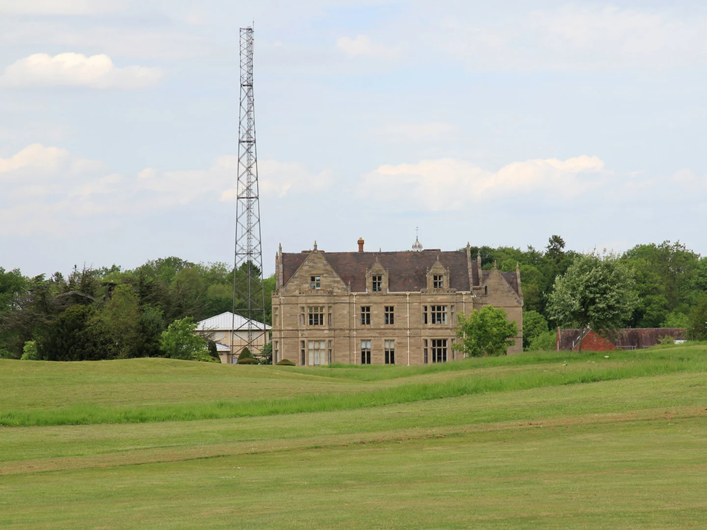 An image depicting the trail Middle Woodloes in Leek Wootton and Guy's CP and its surrounding area.