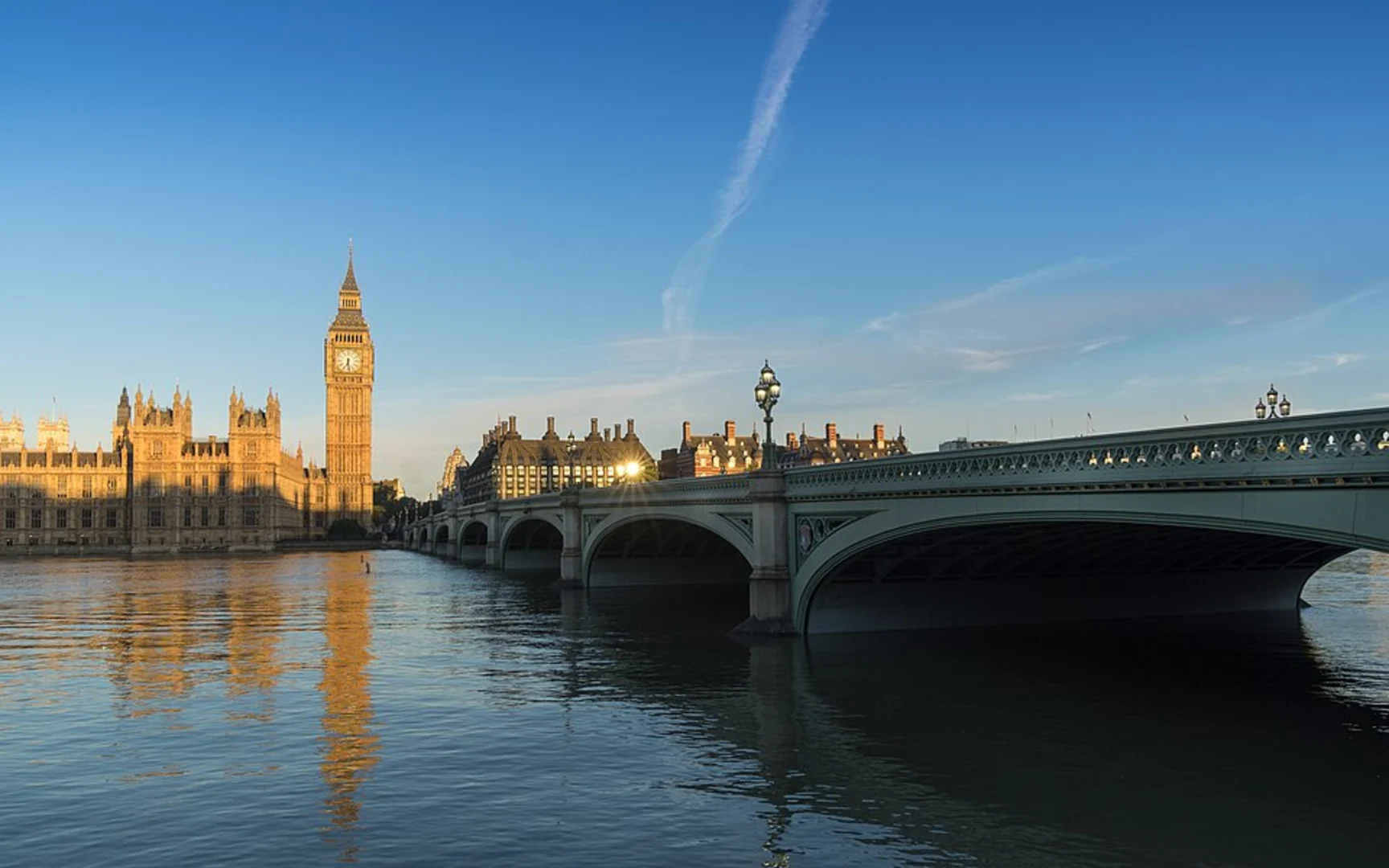 An image depicting the trail Cromwell Green and River Thames and its surrounding area.