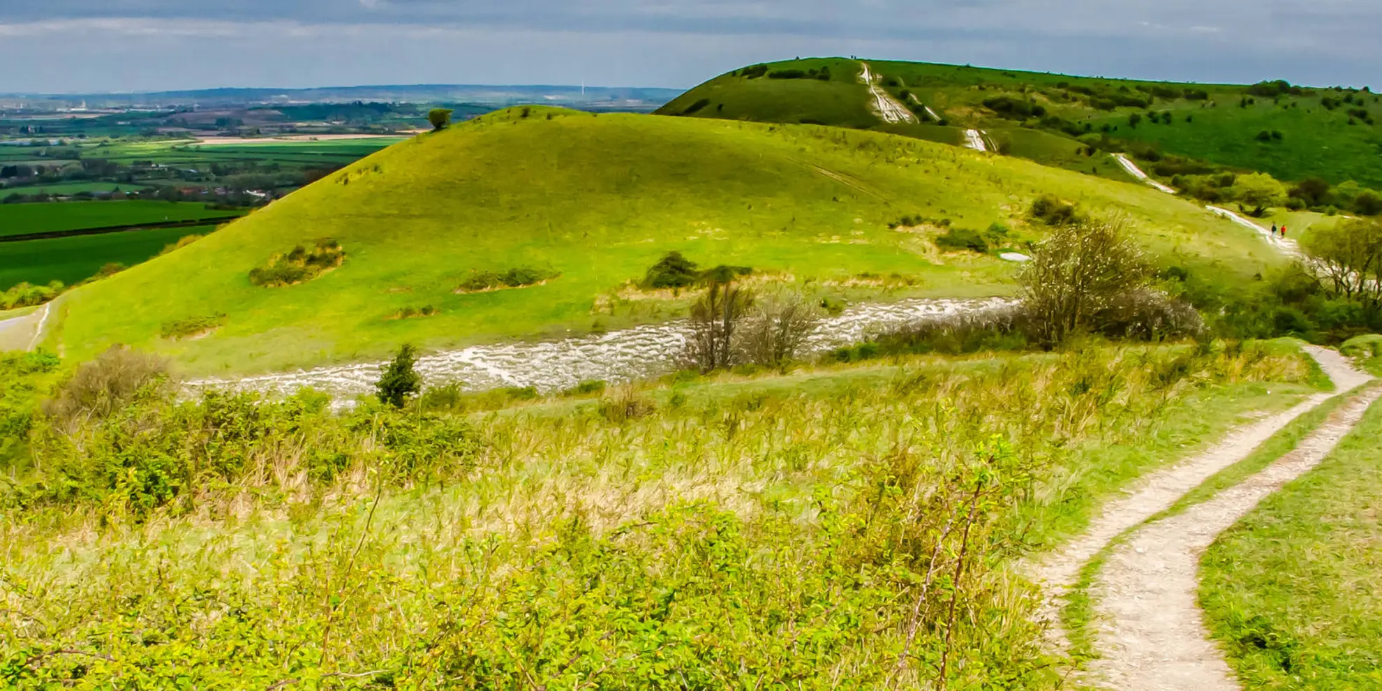 An image depicting the trail Ivinghoe Beacon and the Bridgewater Monument from Tring and its surrounding area.