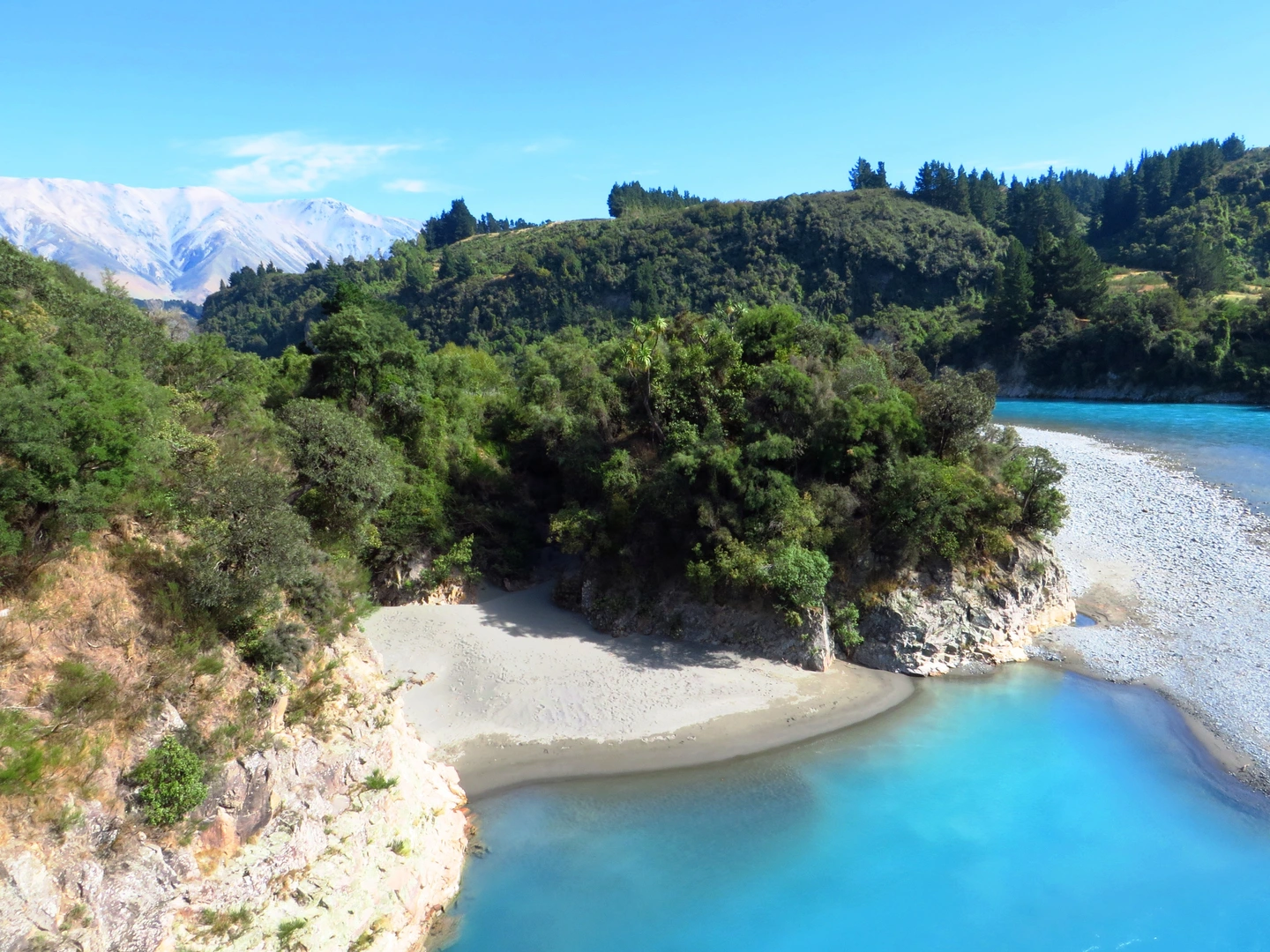 An image depicting the trail Rakaia Gorge Walkway and its surrounding area.