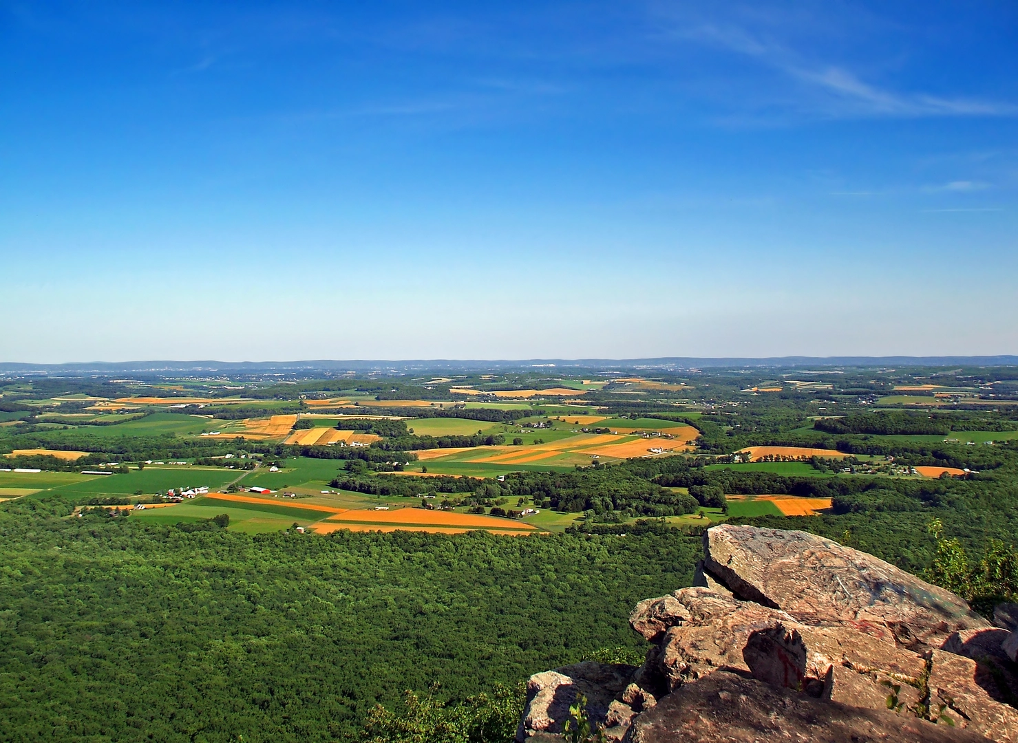 An image depicting the trail Bears Rocks and Bake Oven Knob Trail and its surrounding area.