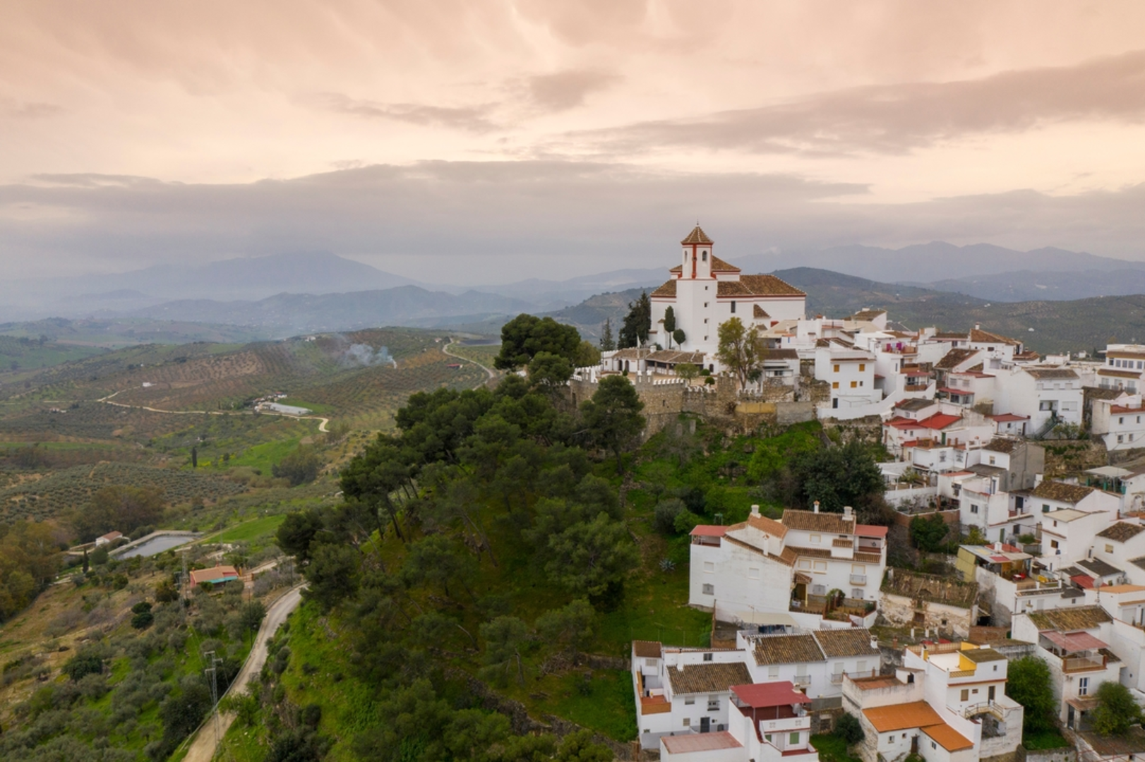 An image depicting the trail Peñón de los Enamorados from Yunquera and its surrounding area.