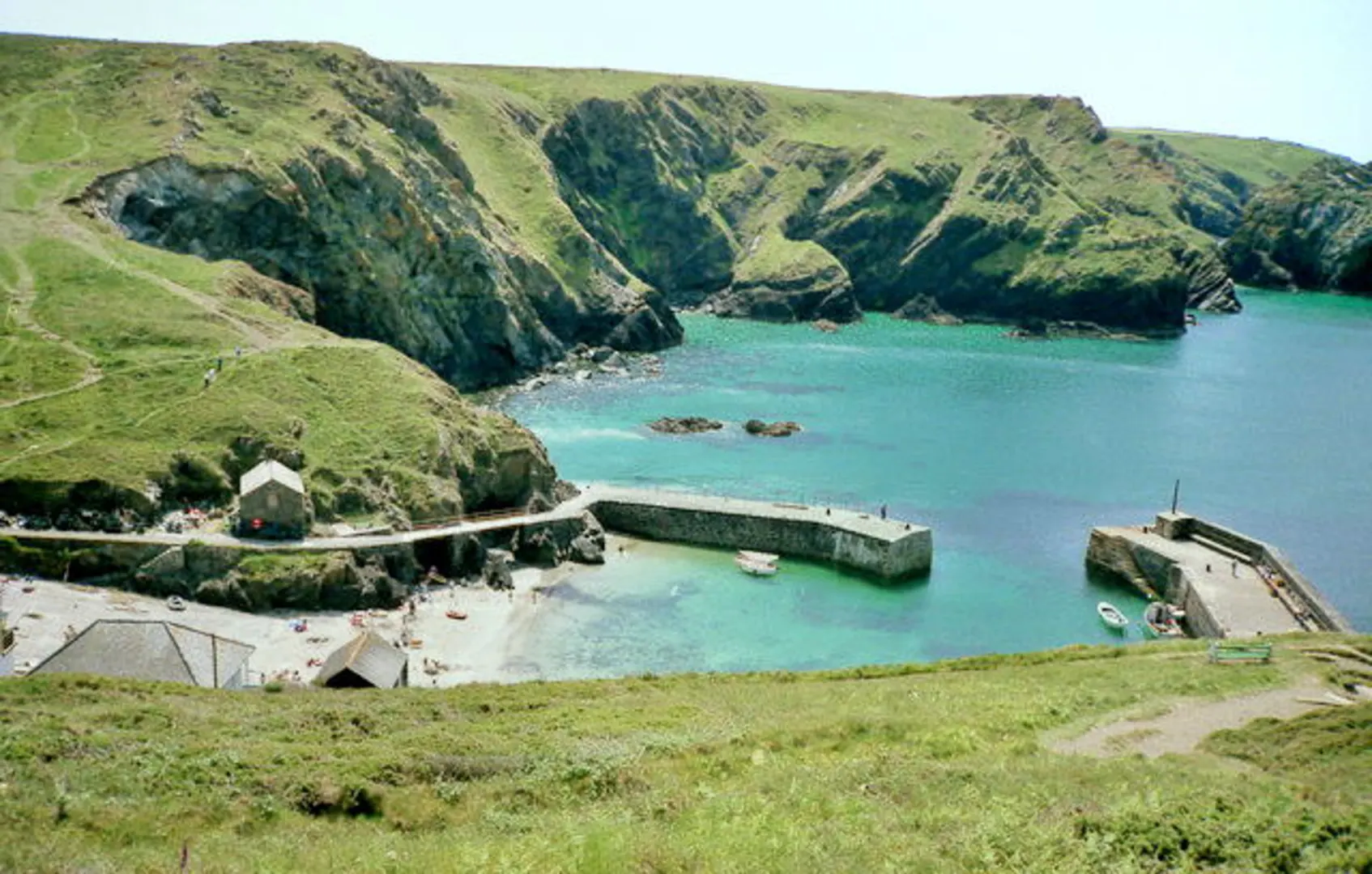 An image depicting the trail Mullion Cove, Higher Predannack Cliff, Kynance Cliff and Lizard Point Walk and its surrounding area.