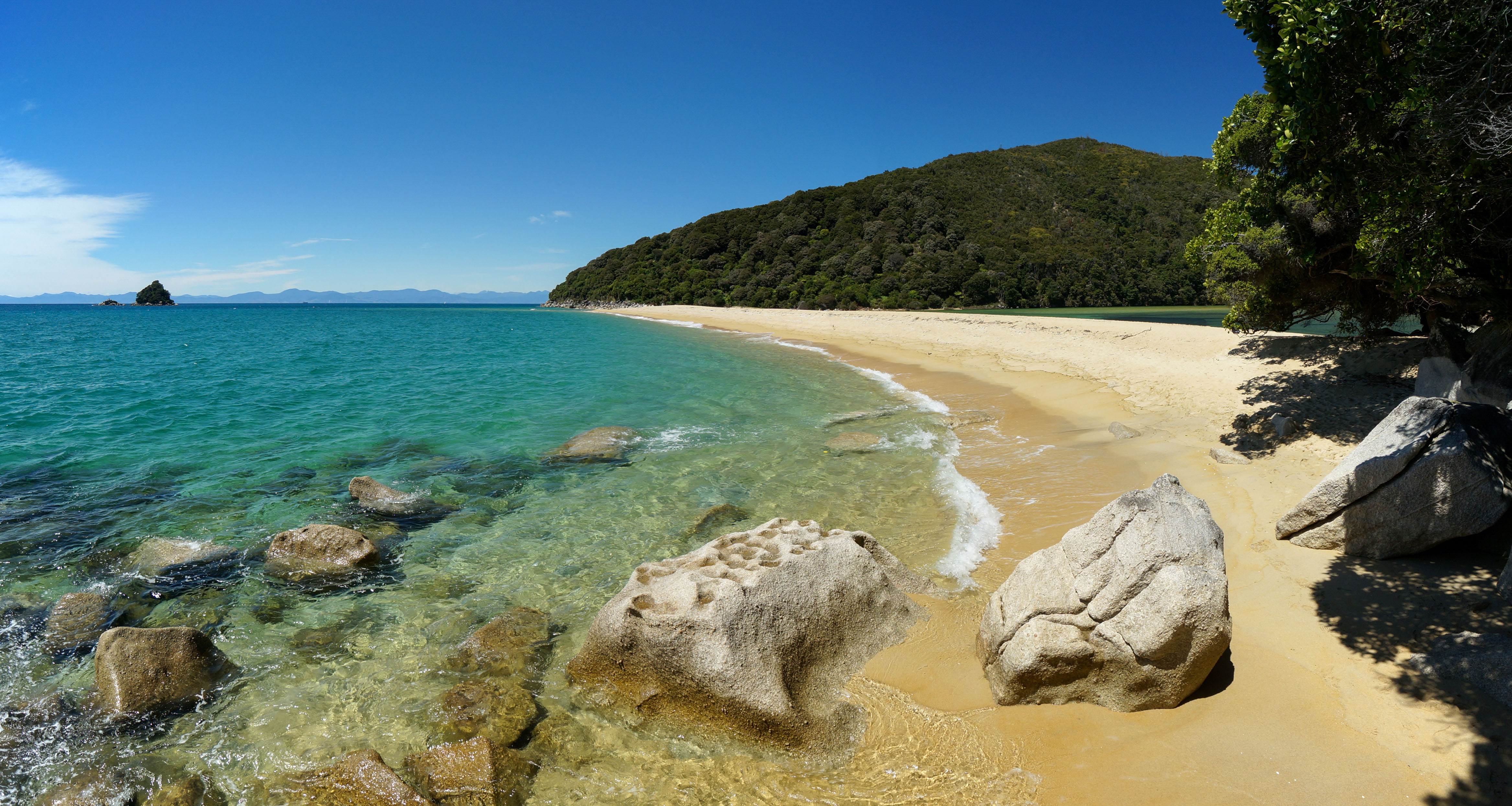 An image depicting the trail Abel Tasman National Park and its surrounding area.