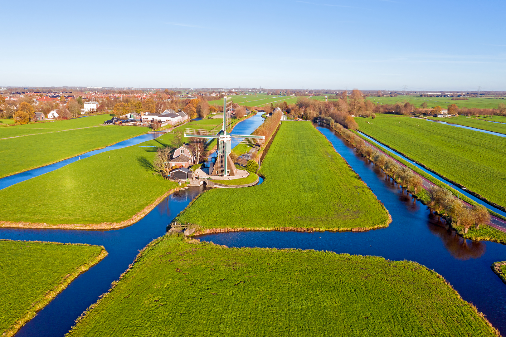 An image depicting the trail Woerden to Breukelen via Oude Rijn and Hollandse Kade and its surrounding area.