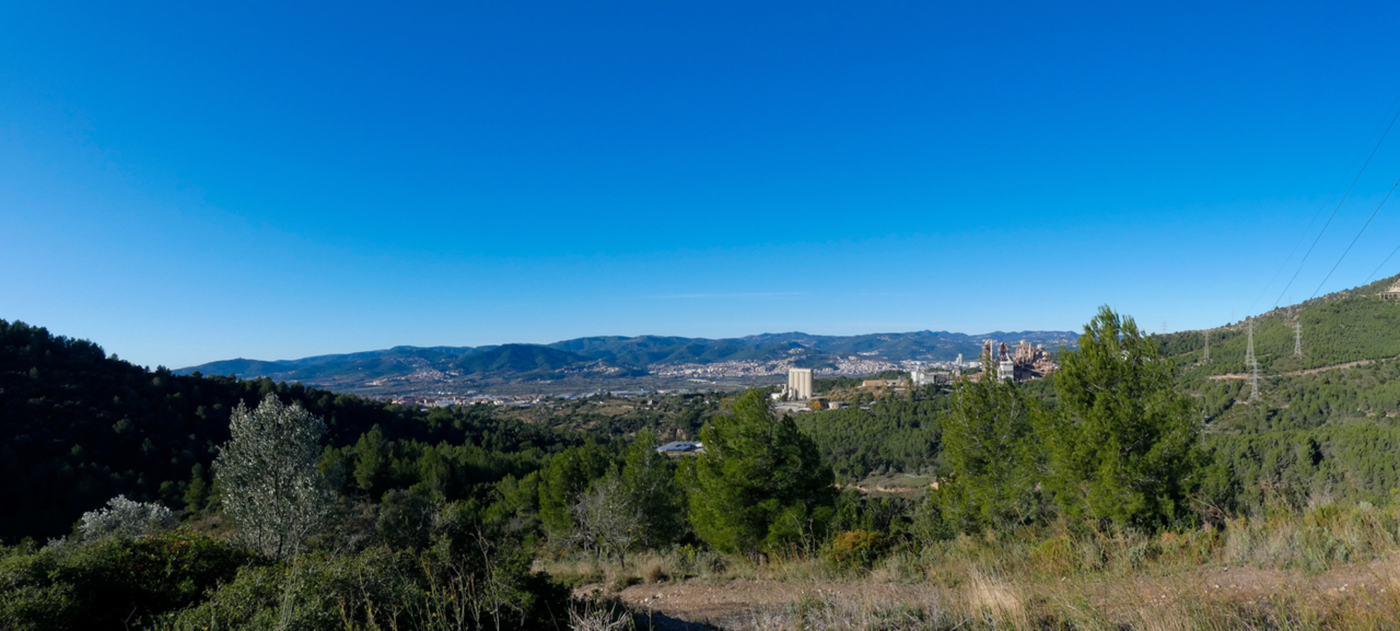 An image depicting the trail Sant Feliu de Llobregat - Molins de Rei PR C 165 and its surrounding area.
