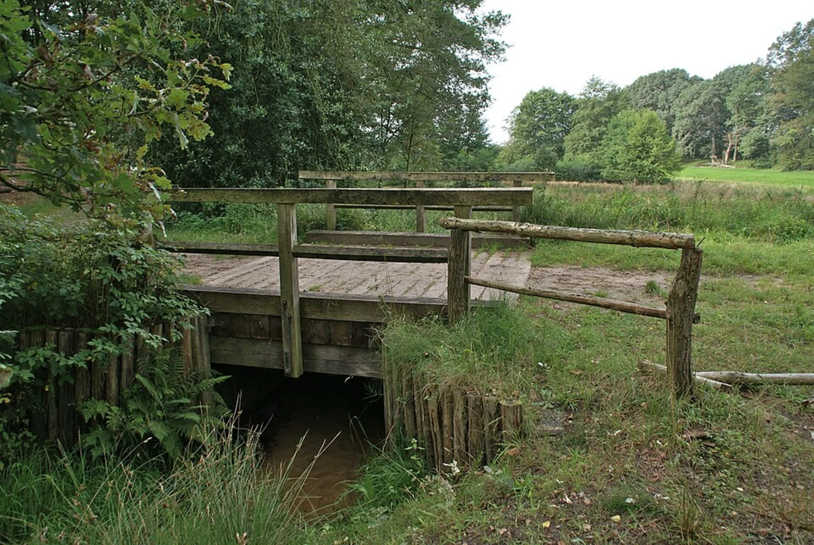 An image depicting the trail Undeloh to Niederhaverbeck Walk via Kultur Findlinge Wanderweg and Wilseder Berg and its surrounding area.