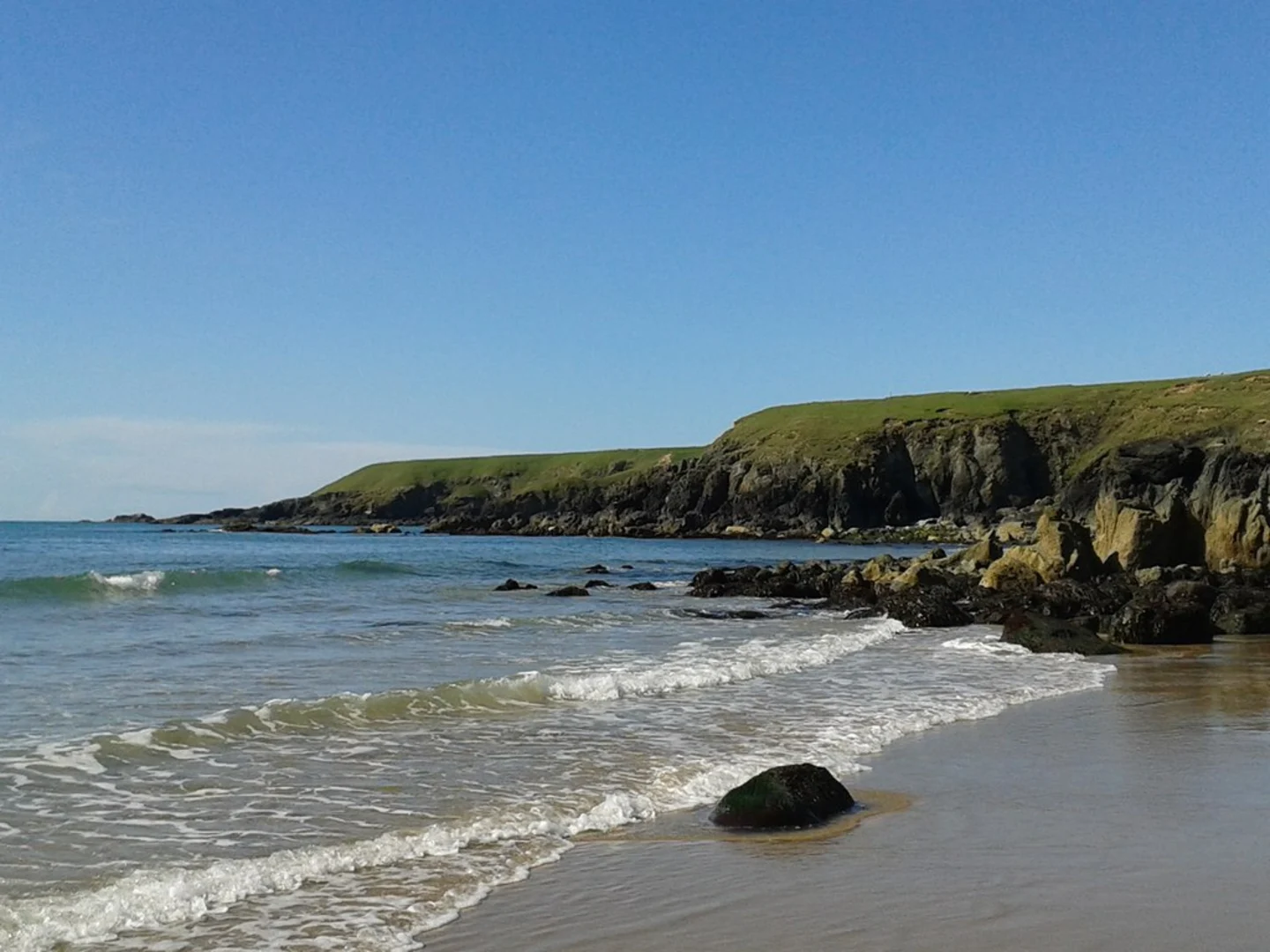An image depicting the trail Mynydd Anelog and the Whistling Sands and its surrounding area.