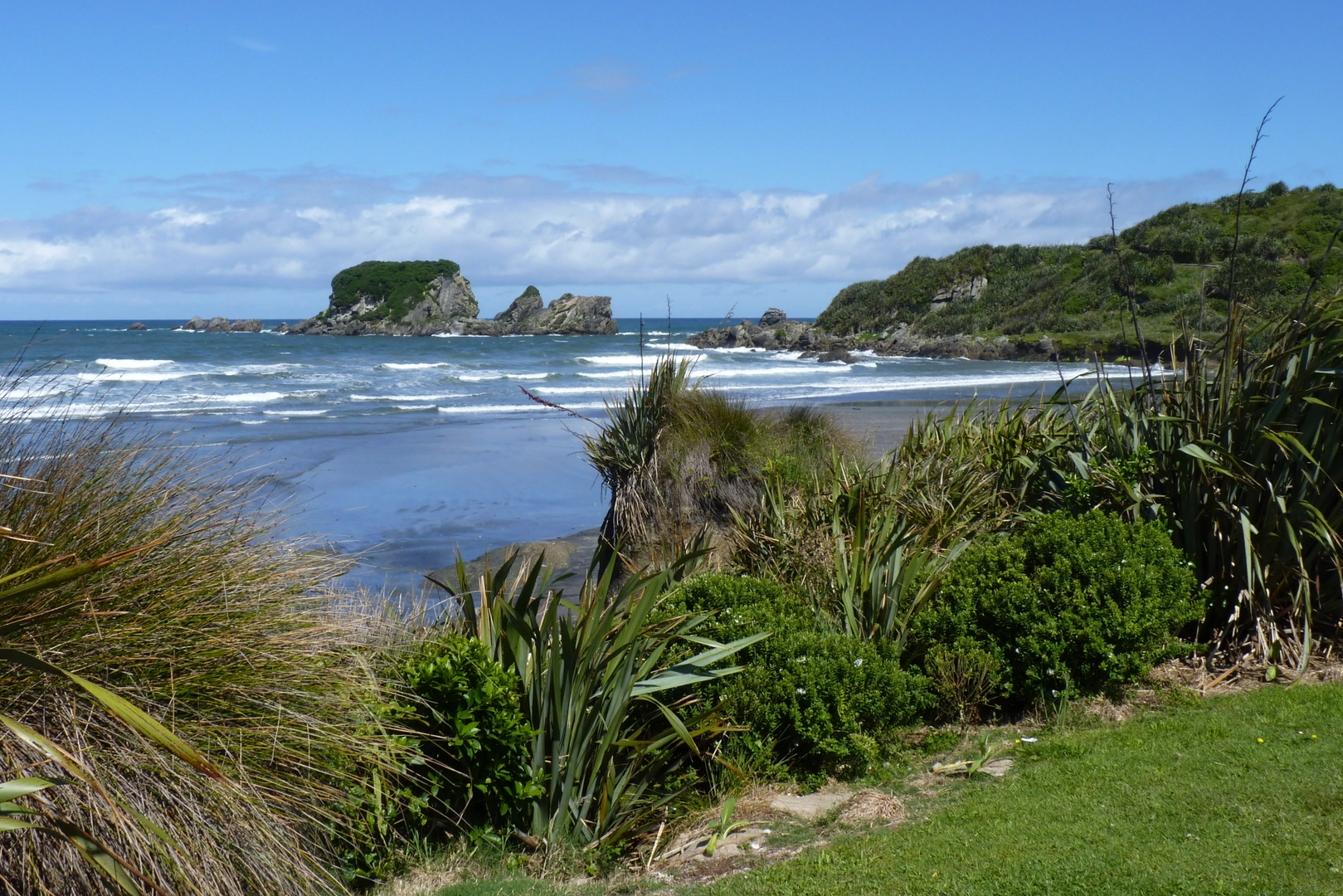An image depicting the trail Tautarangi Coastal Walkway and its surrounding area.