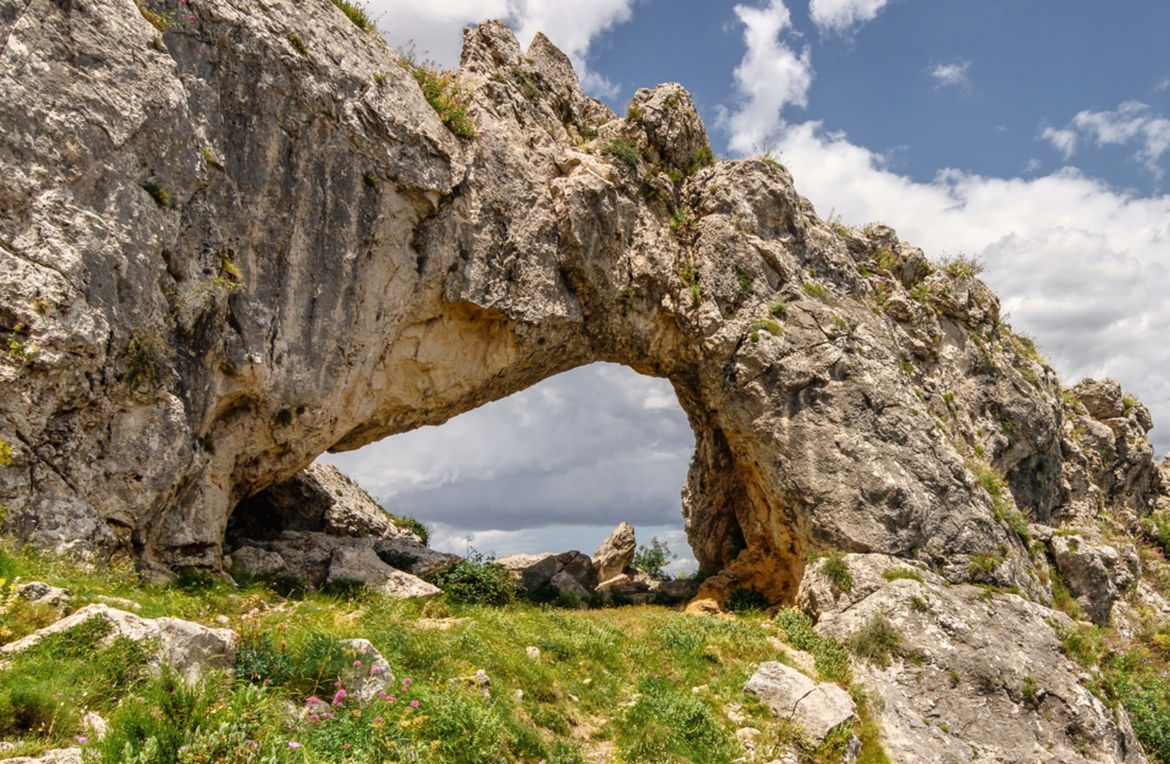 An image depicting the trail Vall de Gallinera, Alpatrò - Benialí PR CV 167 and its surrounding area.