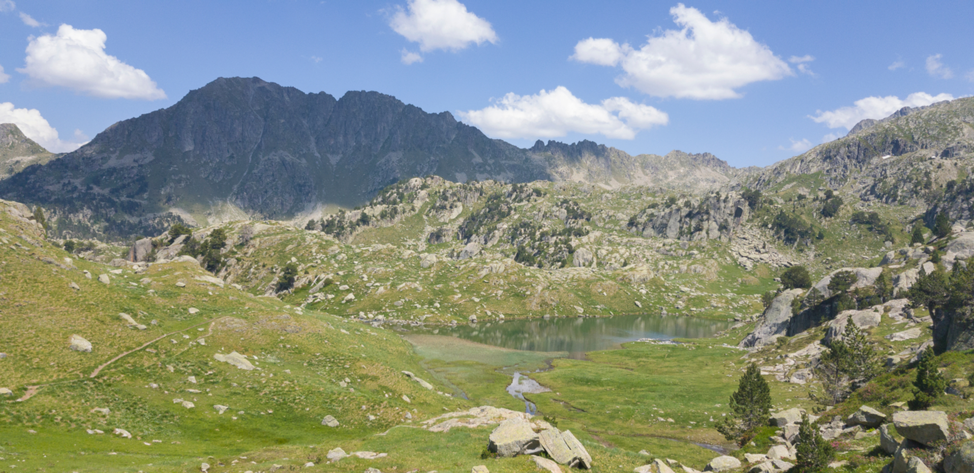 An image depicting the trail Meer van Colomer – Refugio de Colomers loop from Baqueira and its surrounding area.
