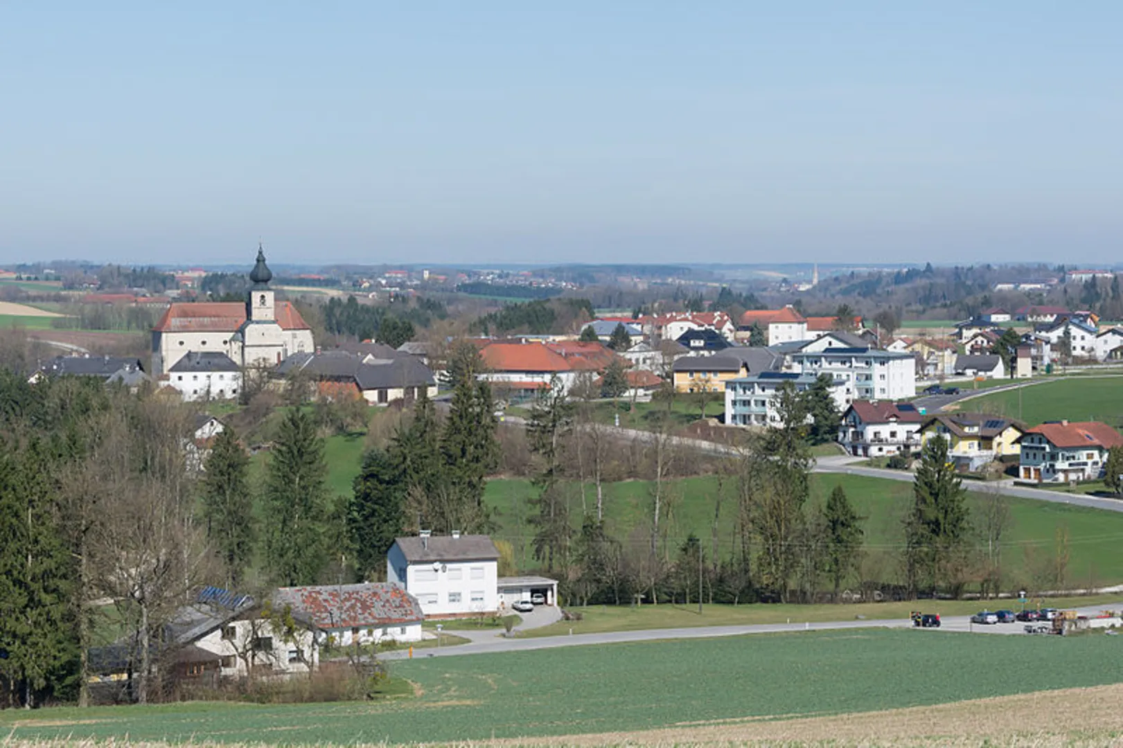An image depicting the trail Mandorfer Rundwanderweg - 32 and its surrounding area.