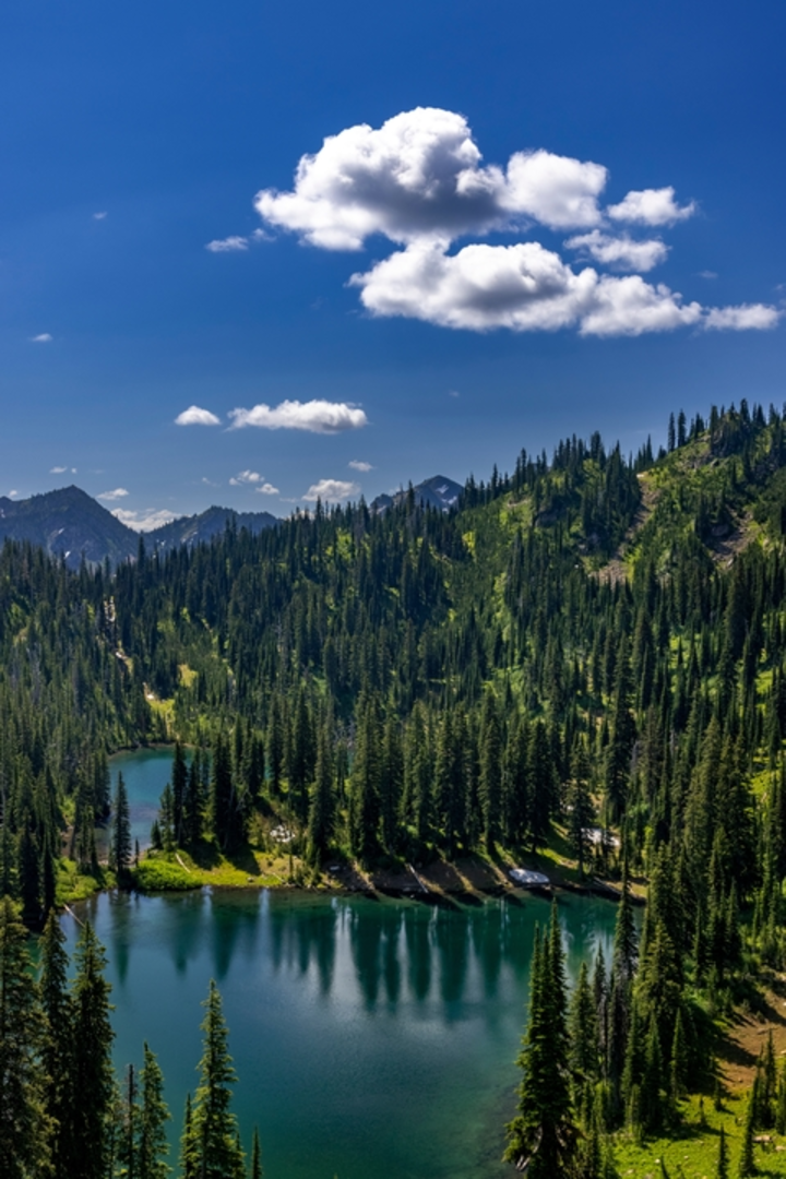 An image depicting the trail Twin Lakes via Noisy Creek Trail and its surrounding area.