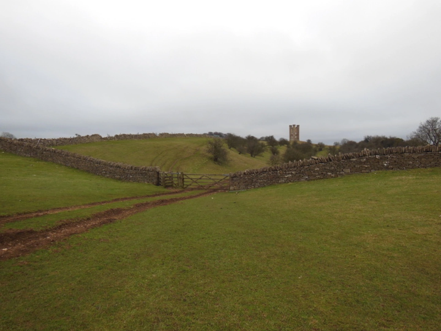 An image depicting the trail Fish Hill via Cotswold Way and its surrounding area.