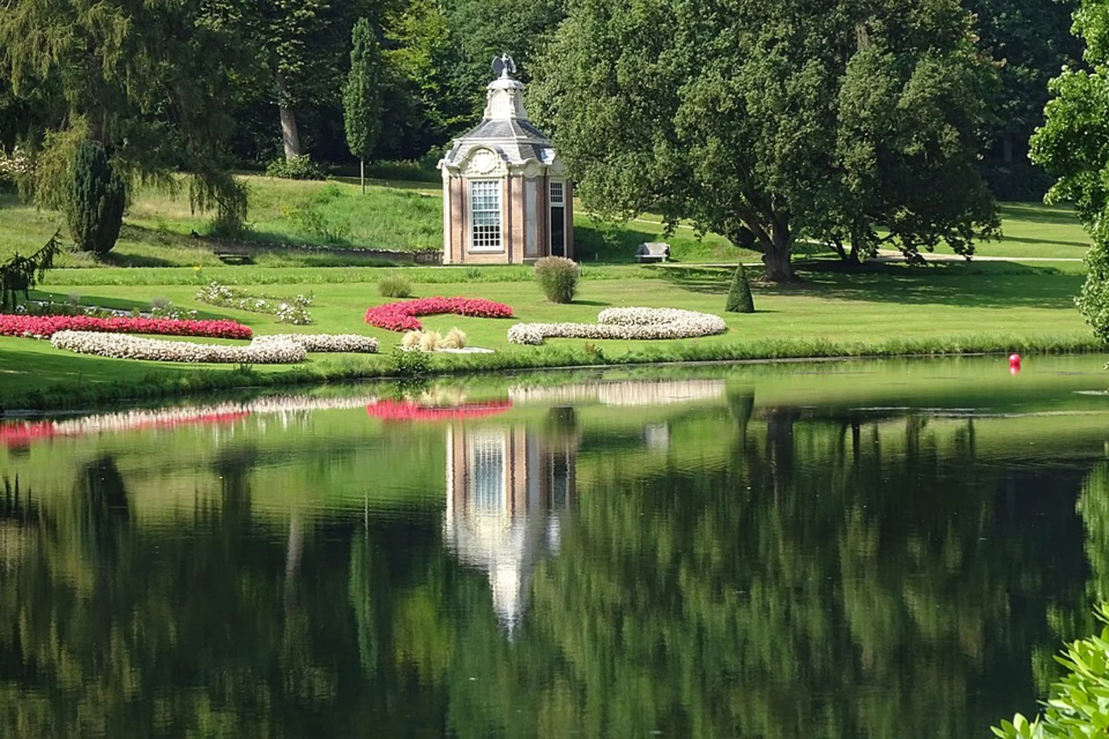 An image depicting the trail Rozendaalse Beek, Vijver Beekhuizen and Tonberg Loop and its surrounding area.