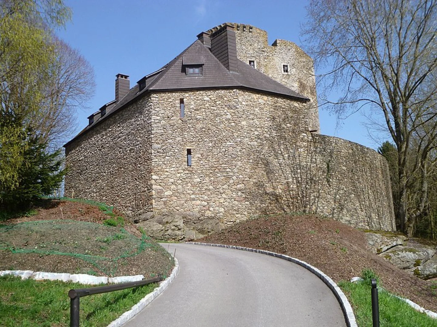 An image depicting the trail Lobensteinrunde and its surrounding area.