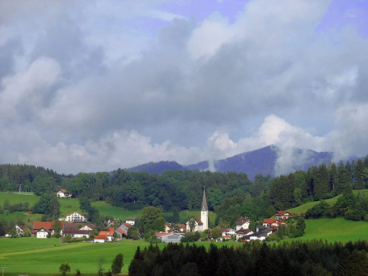 An image depicting the trail Rothenbach, Etsberg and Effelder Waldsee Loop and its surrounding area.