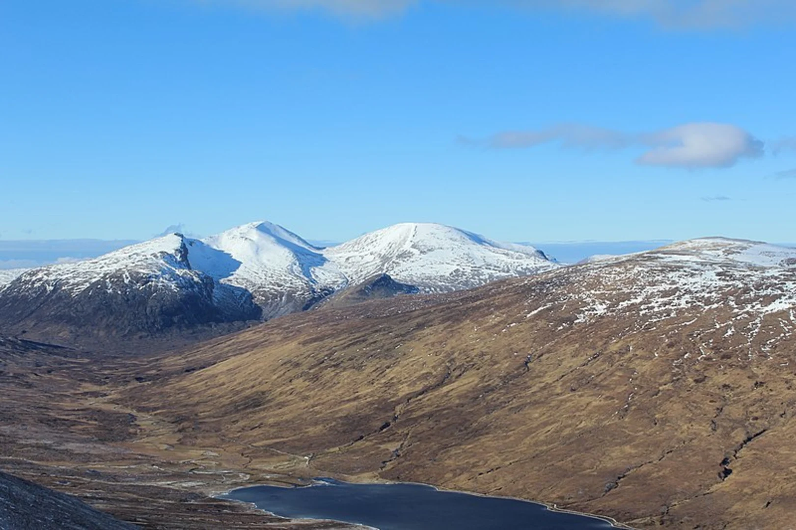 An image depicting the trail Sgùrr Bàn and its surrounding area.