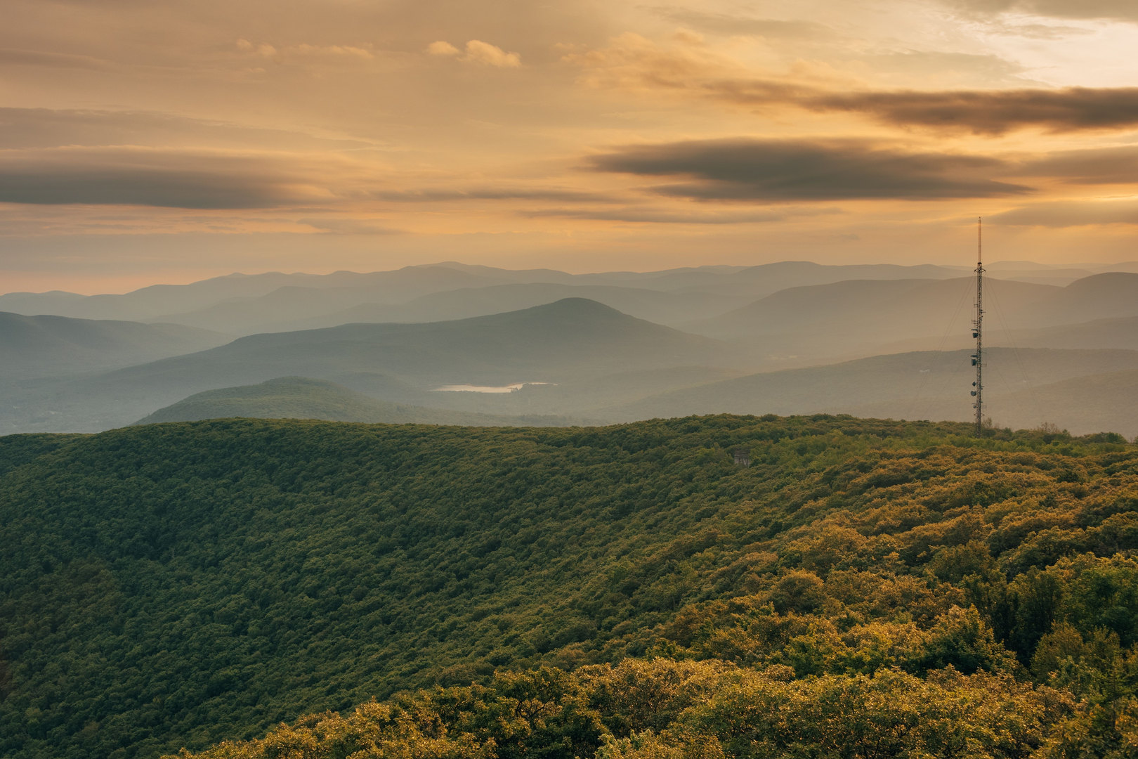 An image depicting the trail Echo Lake and Overlook Mountain via Devil's Path and its surrounding area.